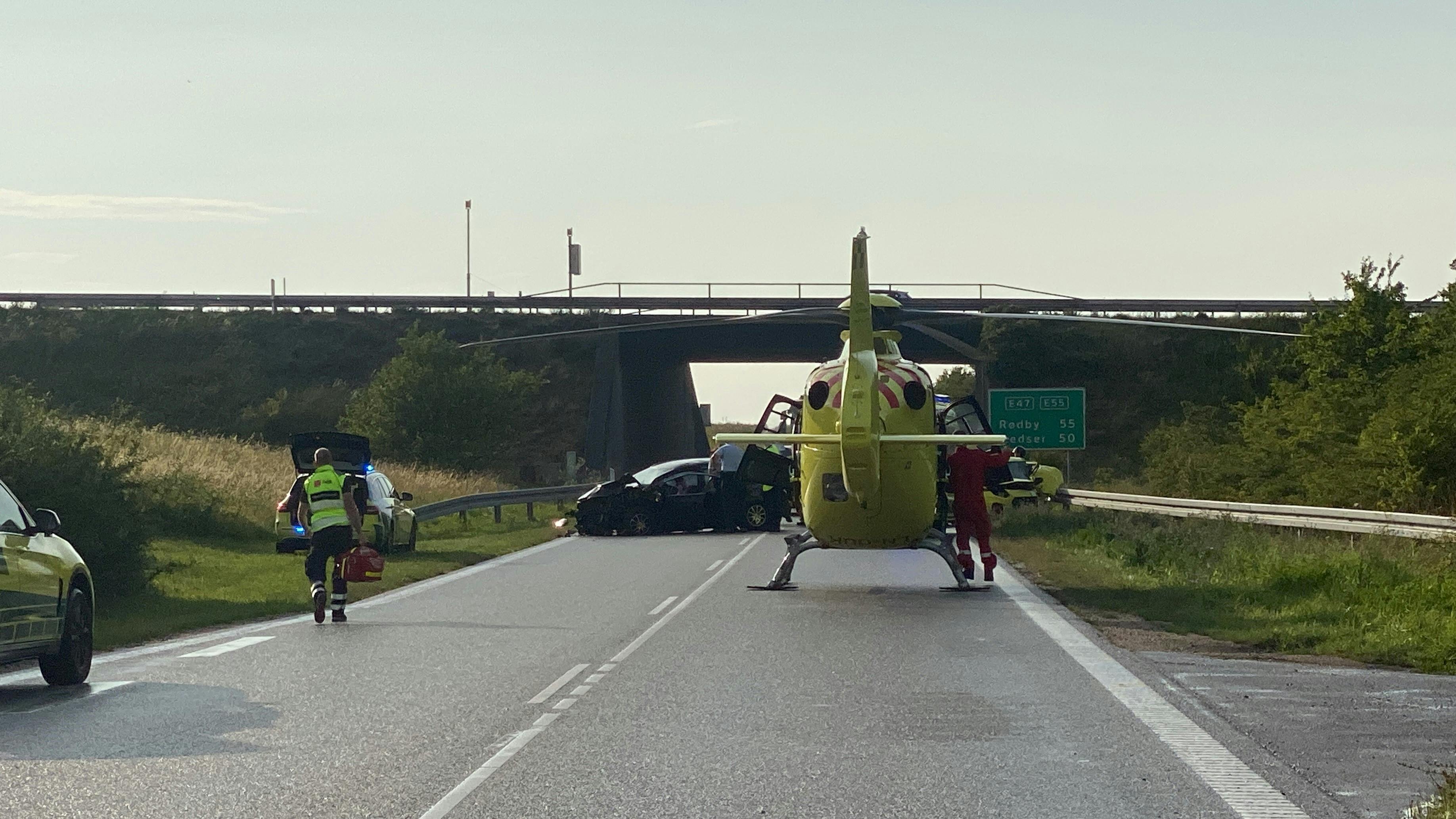 En helikopter er også på stedet.