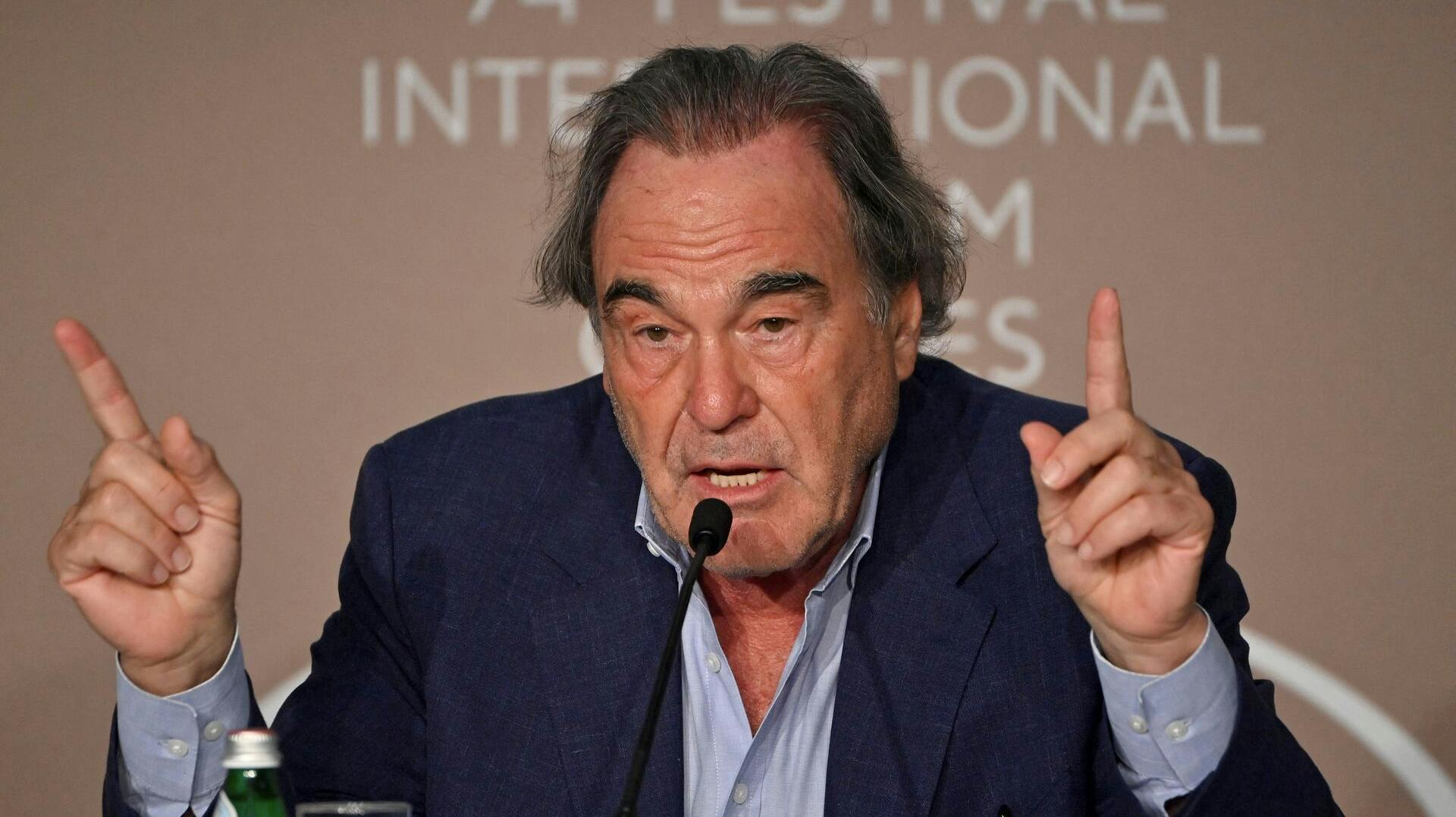 Oliver Stone kalder det en fejl, at han stemte på Joe Biden.