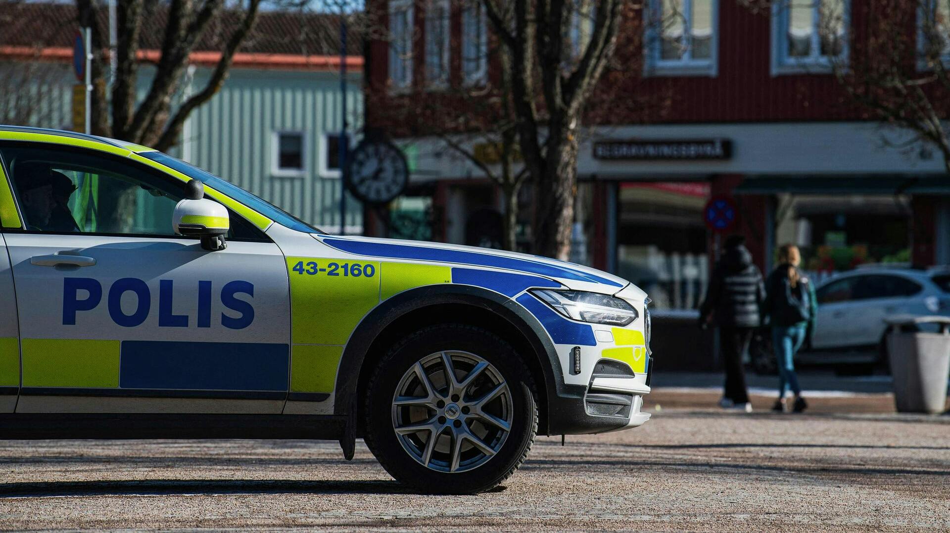 Fire indsatte er fortsat på fri fod.