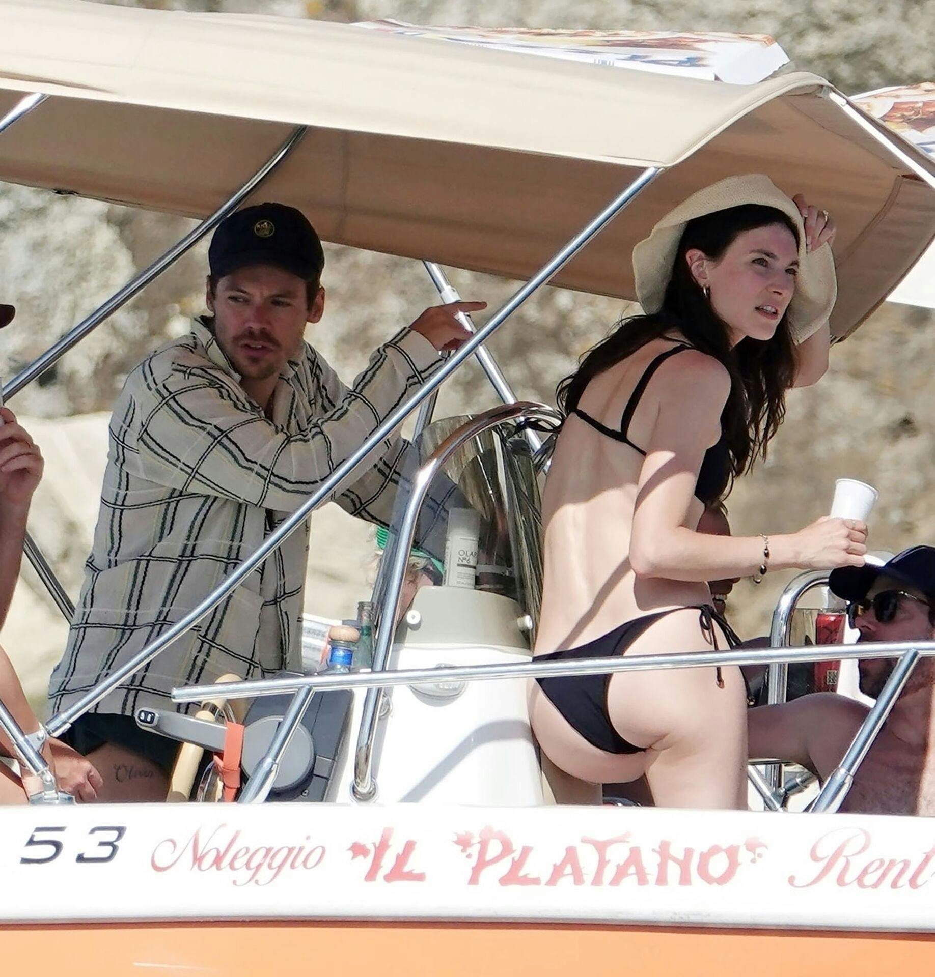 Den smukke Victoria's Secret-model Jacquelyn Jablonski er med på den italienske badeferie, men hun er altså ikke Harrys nye flamme.