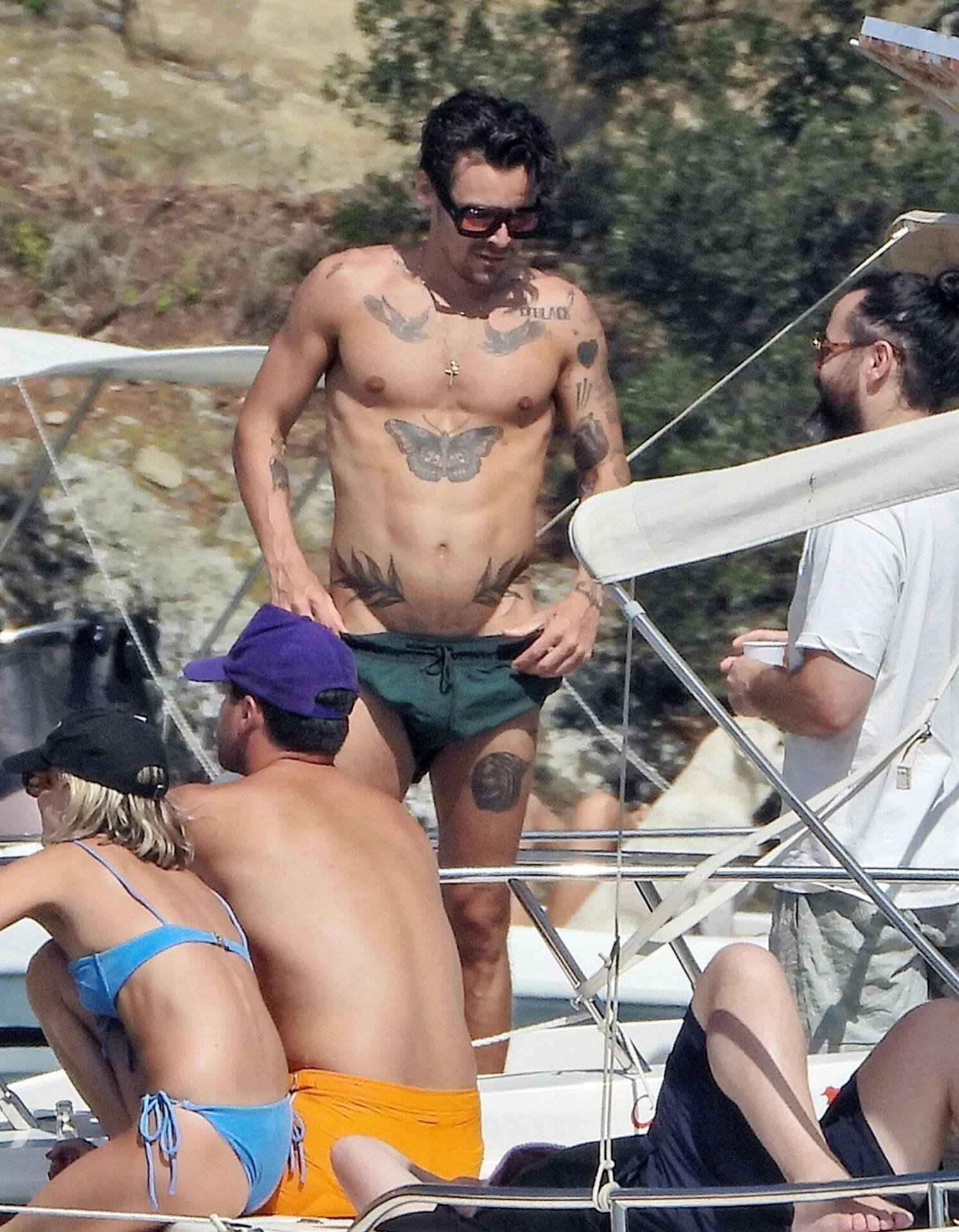 Harry Styles nyder ferien med sine kendisvenner under en tur til Italien.