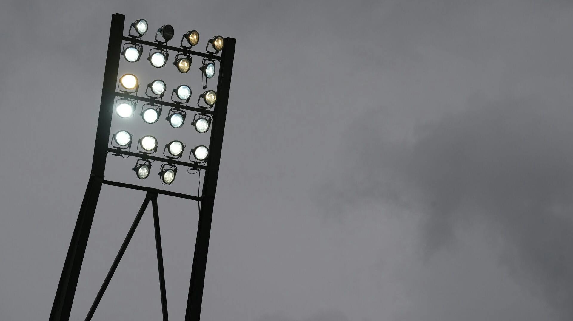 Kampen blev afbrudt på grund af vejret.