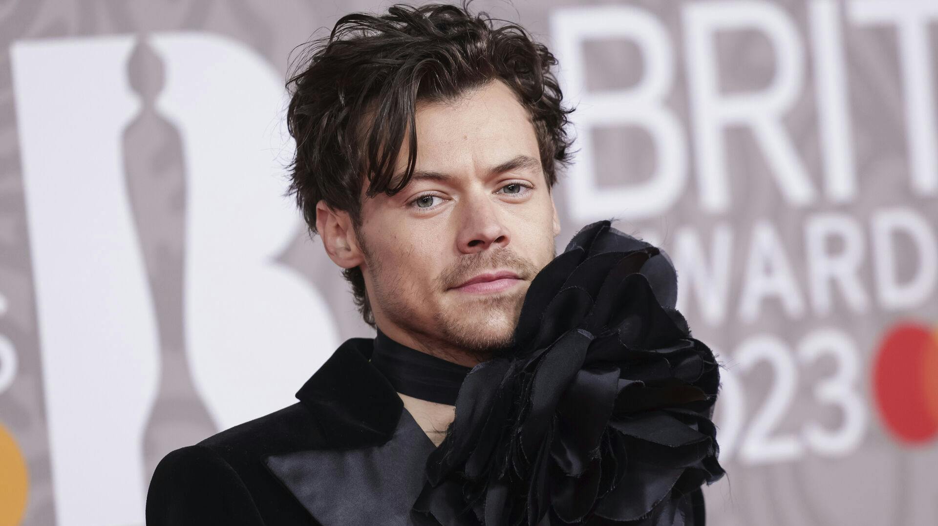 Harry Styles flasher en helt særlig tatovering.