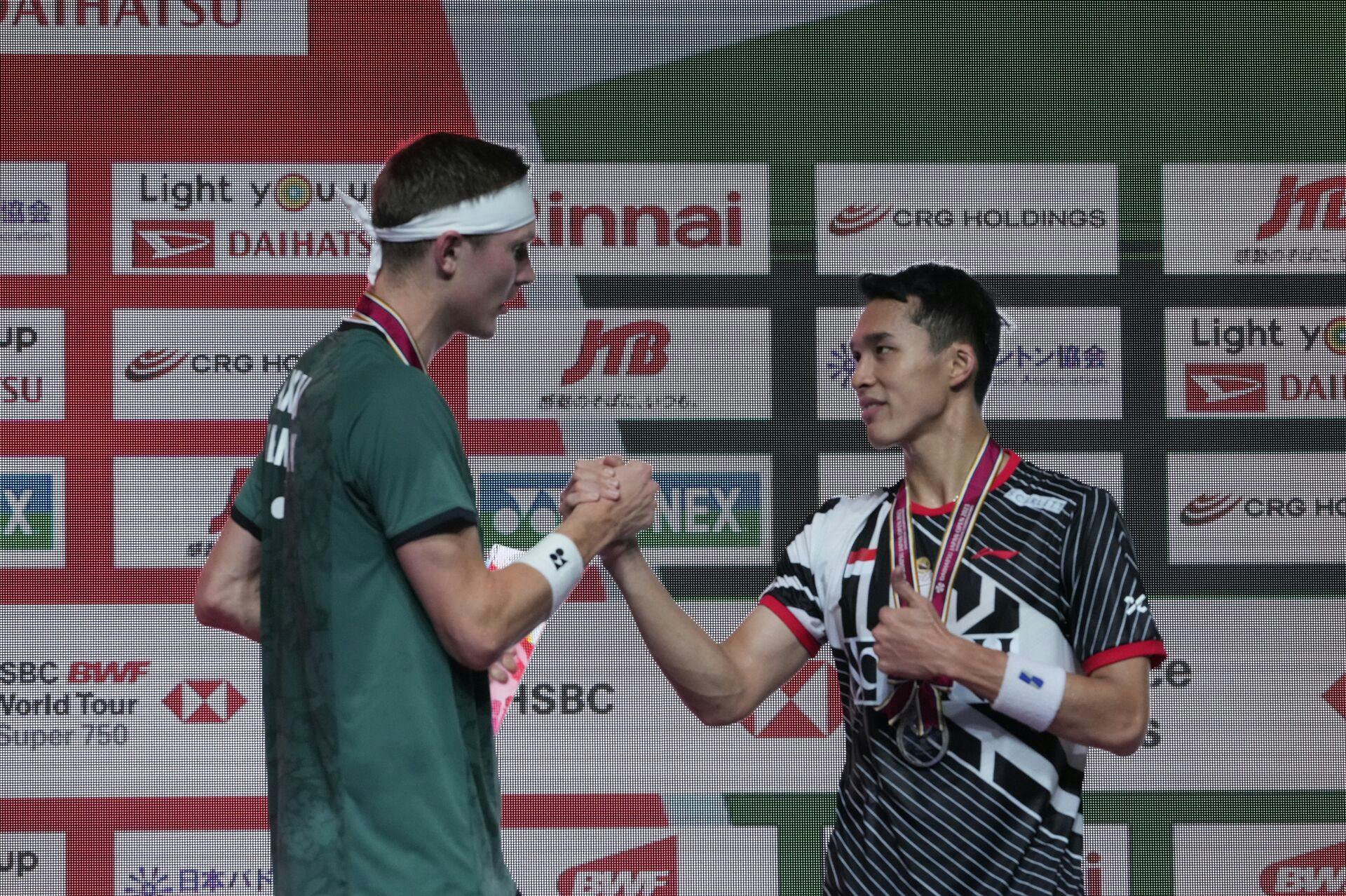 Her hilser Viktor Axelsen på sin modstander Jonatan Christie, der i denne omgang måtte nøjes med en sølvmedalje.