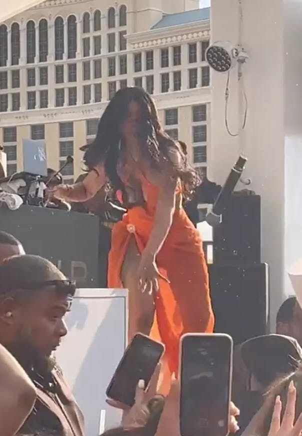 Cardi B kylede straks sin mikrofon retur, da hun fik kastet en drink på sig under en koncert i Las Vegas.
