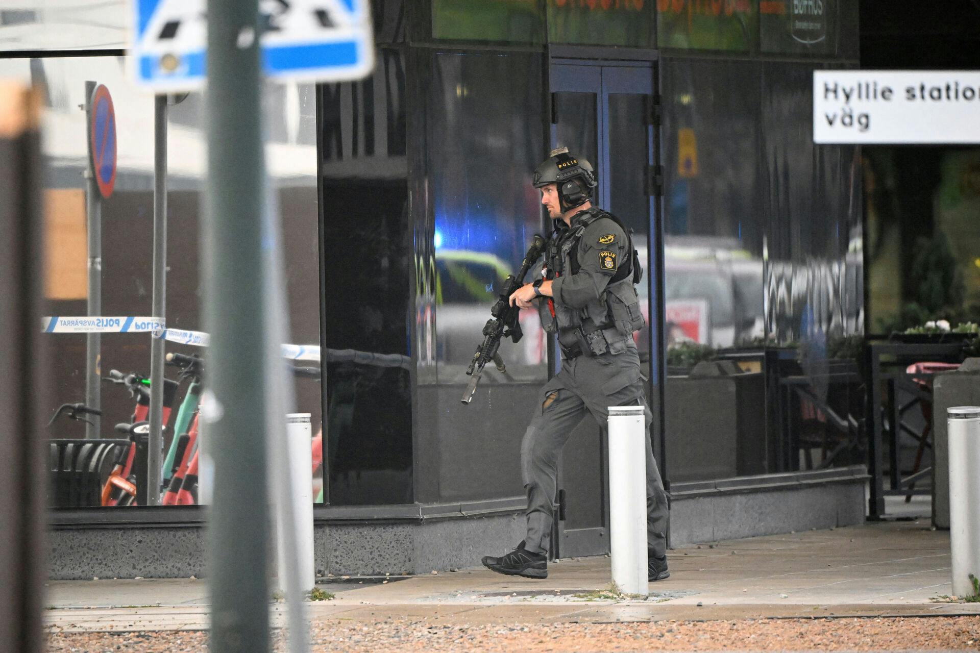 A member of the police works at the scene of a shooting at Emporia Shopping Center in Malmo, Sweden, August 19, 2022. Johan Nilsson/TT News Agency/via REUTERS ATTENTION EDITORS - THIS IMAGE WAS PROVIDED BY A THIRD PARTY. SWEDEN OUT.NO COMMERCIAL OR EDITORIAL SALES IN SWEDEN.