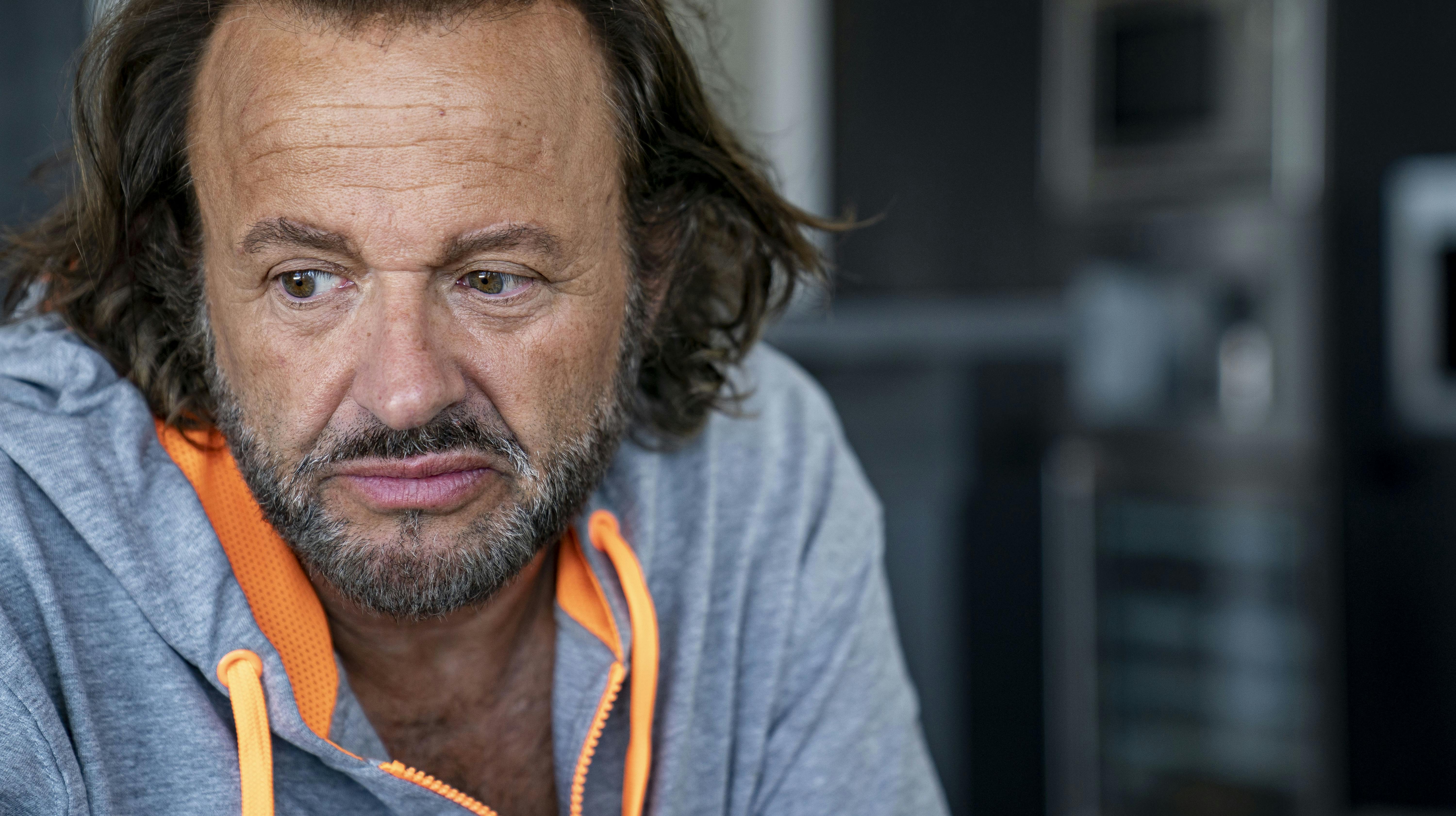 Dennis Knudsen er lige nu the talk of the town, efter han raserede på Molslinjen. Det er dog langt fra første gang, kendisfrisøren tiltrækker sig uønsket opmærksomhed. 