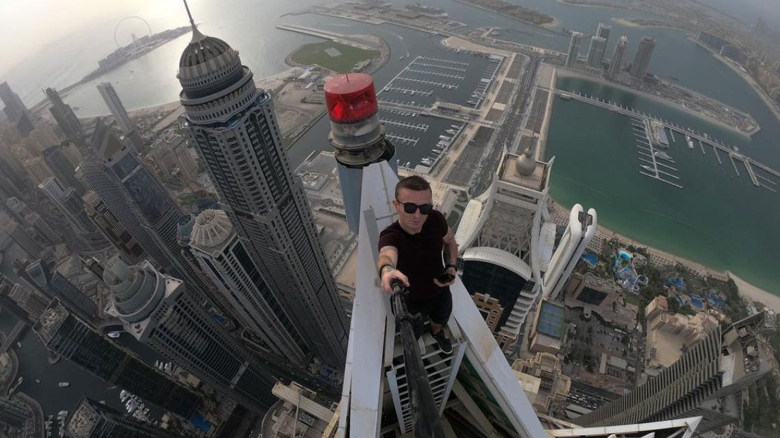 Den 30-årige vovehals havde som hobby at påtvinge sig adgang til høje bygninger og tage billeder og video deroppefra. Her ses han i Dubai.