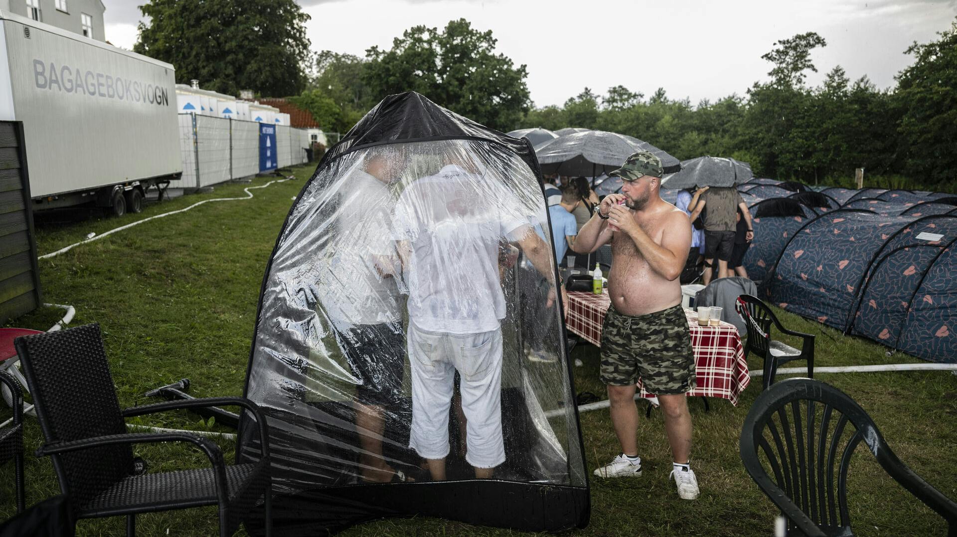 Det gælder om at finde kreativiteten frem på årets Smukfest, hvis du skal holde dig tør. 