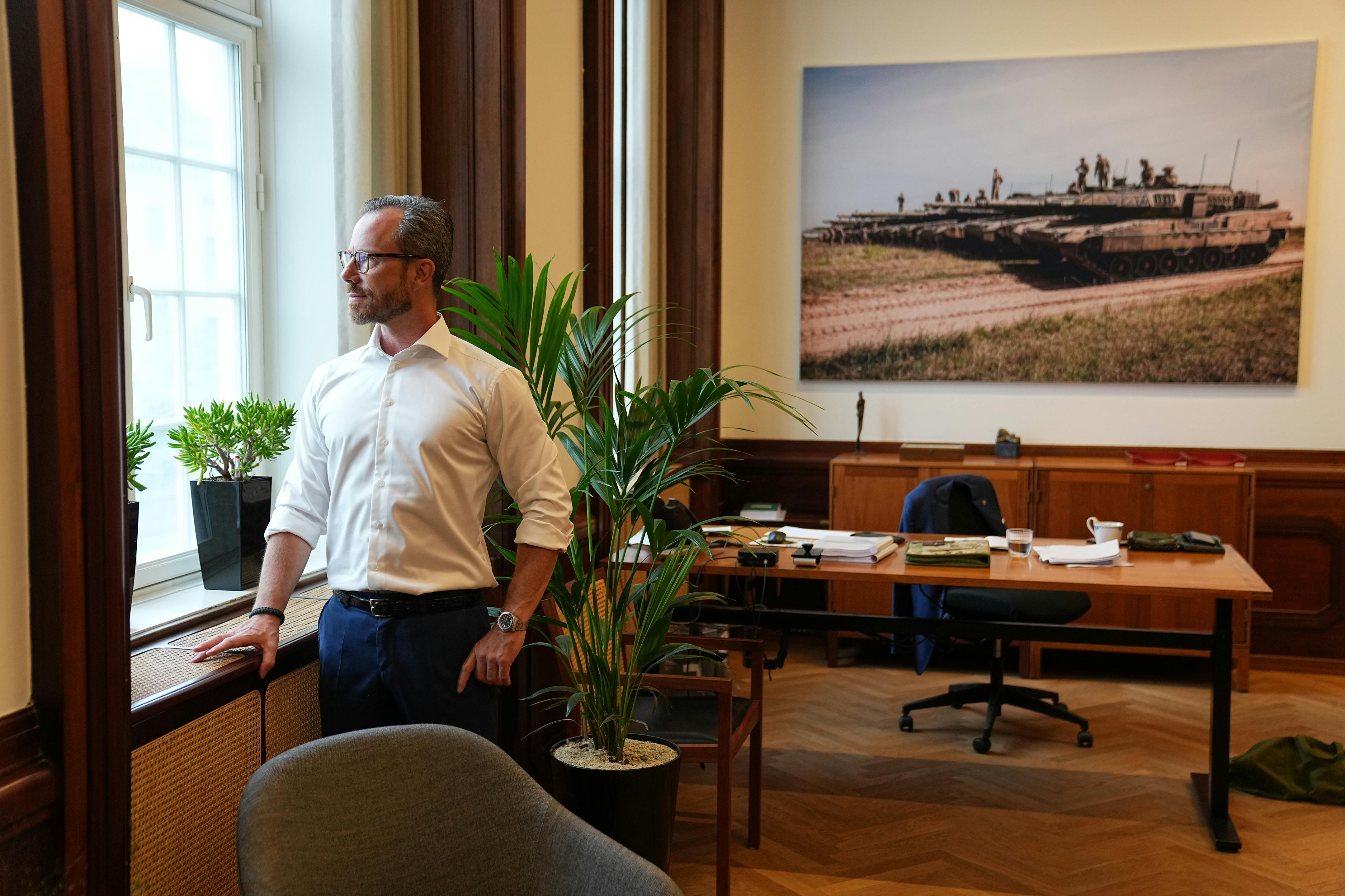 Jakob Ellemann-Jensen er tilbage på kontoret i Forsvarsministeriet på Christiansborg