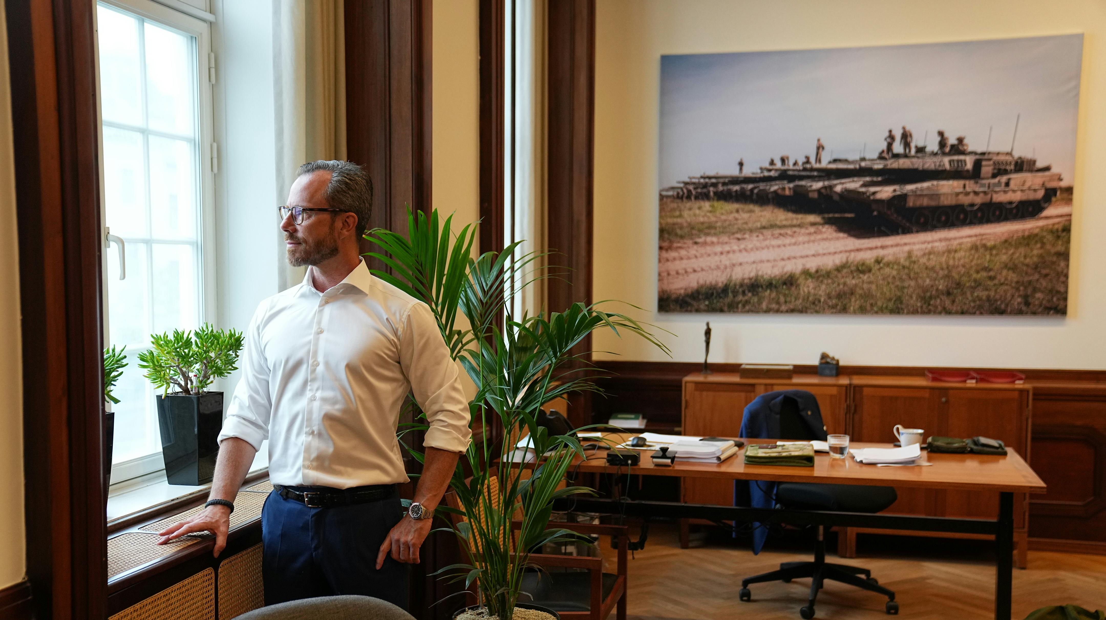 Jakob Ellemann-Jensen er tilbage på kontoret i Forsvarsministeriet på Christiansborg