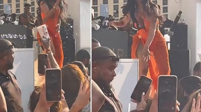 Her bliver Cardi B ramt af en drink, hvorefter hun tyrer sin mikrofon ned mod koncertgængeren.