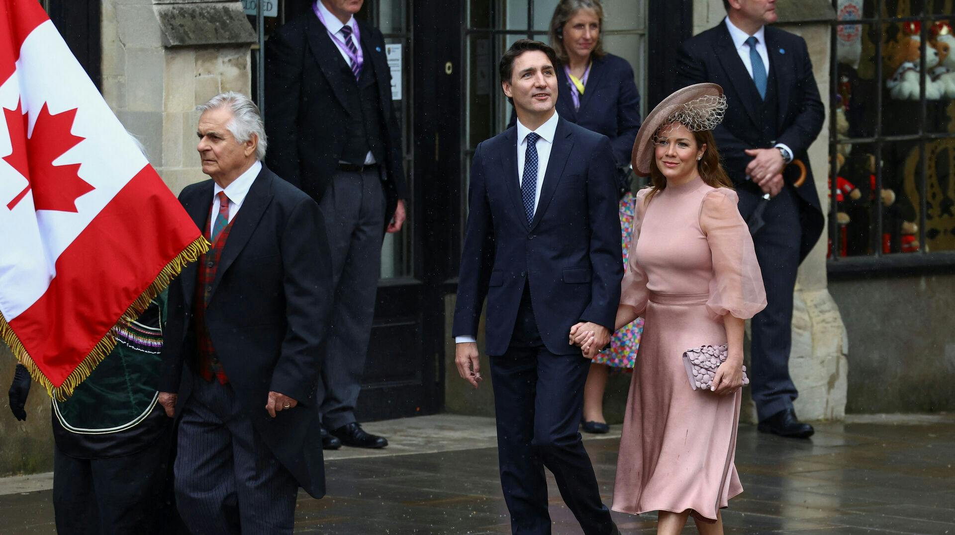 Her ses Justin Trudeau og hans snart forhenværende kone, Sophie Trudeau, sammen under kroningen af Kong Charles tidligere i år.