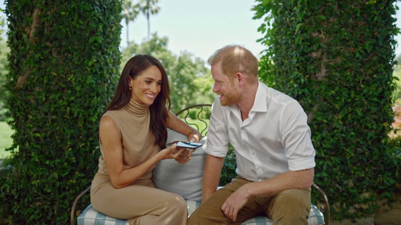 Meghan Markle og prins Harry er fint farvekoordineret i videoen, som måske skal bevise, at de stadig er sammen.