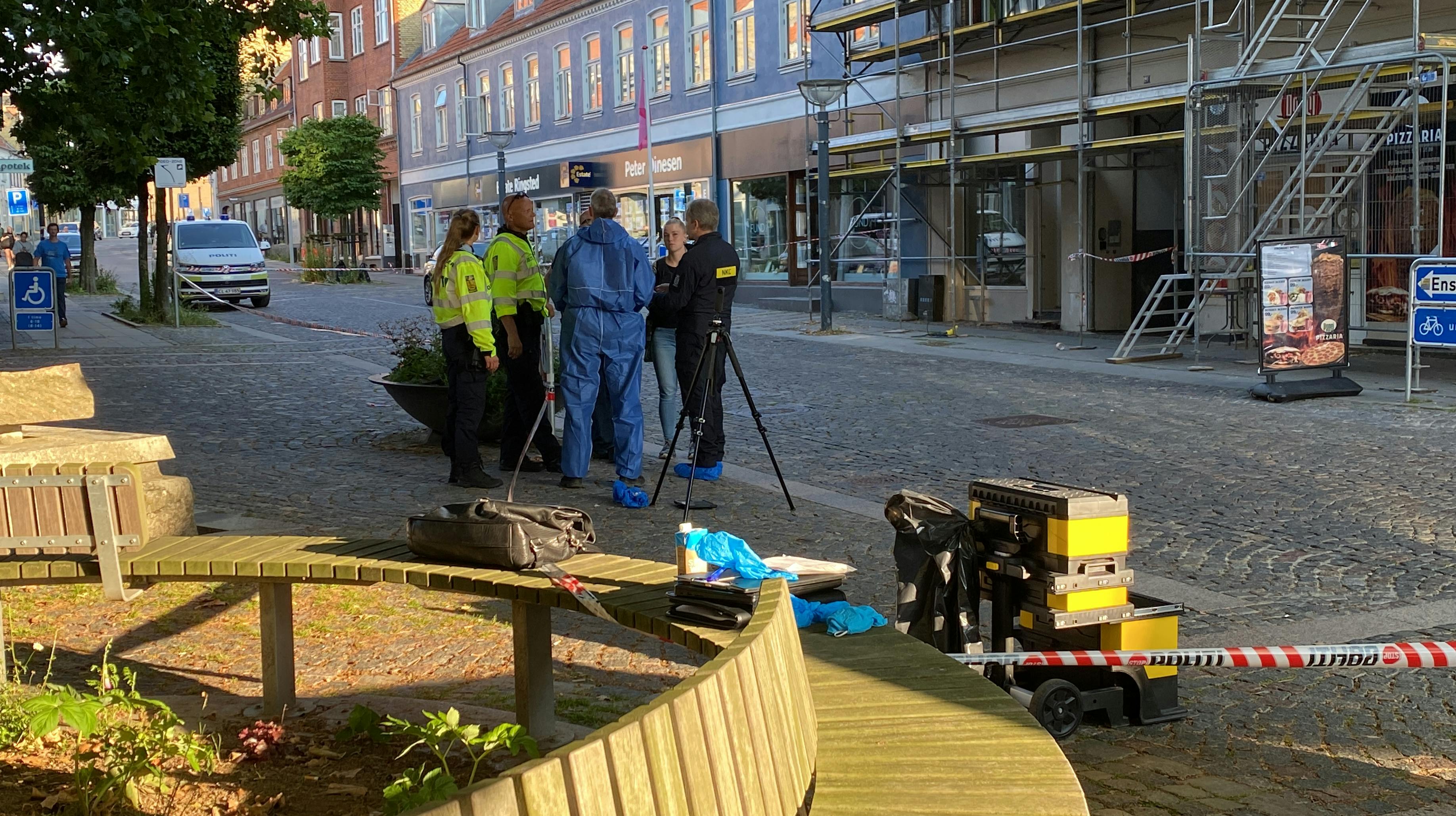 Politiet og deres teknikere rykkede talstærkt ud til pizzariaet fredag eftermiddag. Gerningsstedet kan ses til højre på billedet bag stilladset.