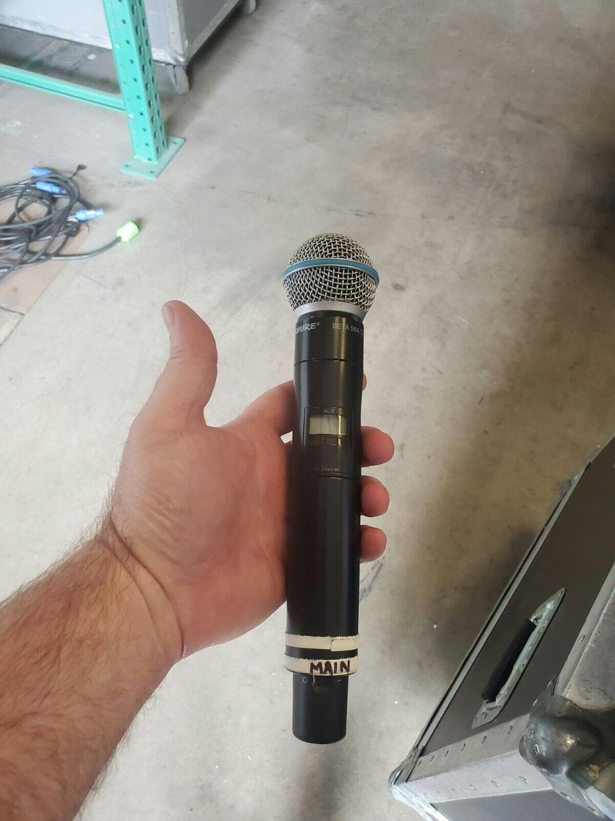 Mikrofonen, som nu er sat til salg, efter Cardi B kastede med den under en koncert i Las Vegas 29. juli.
