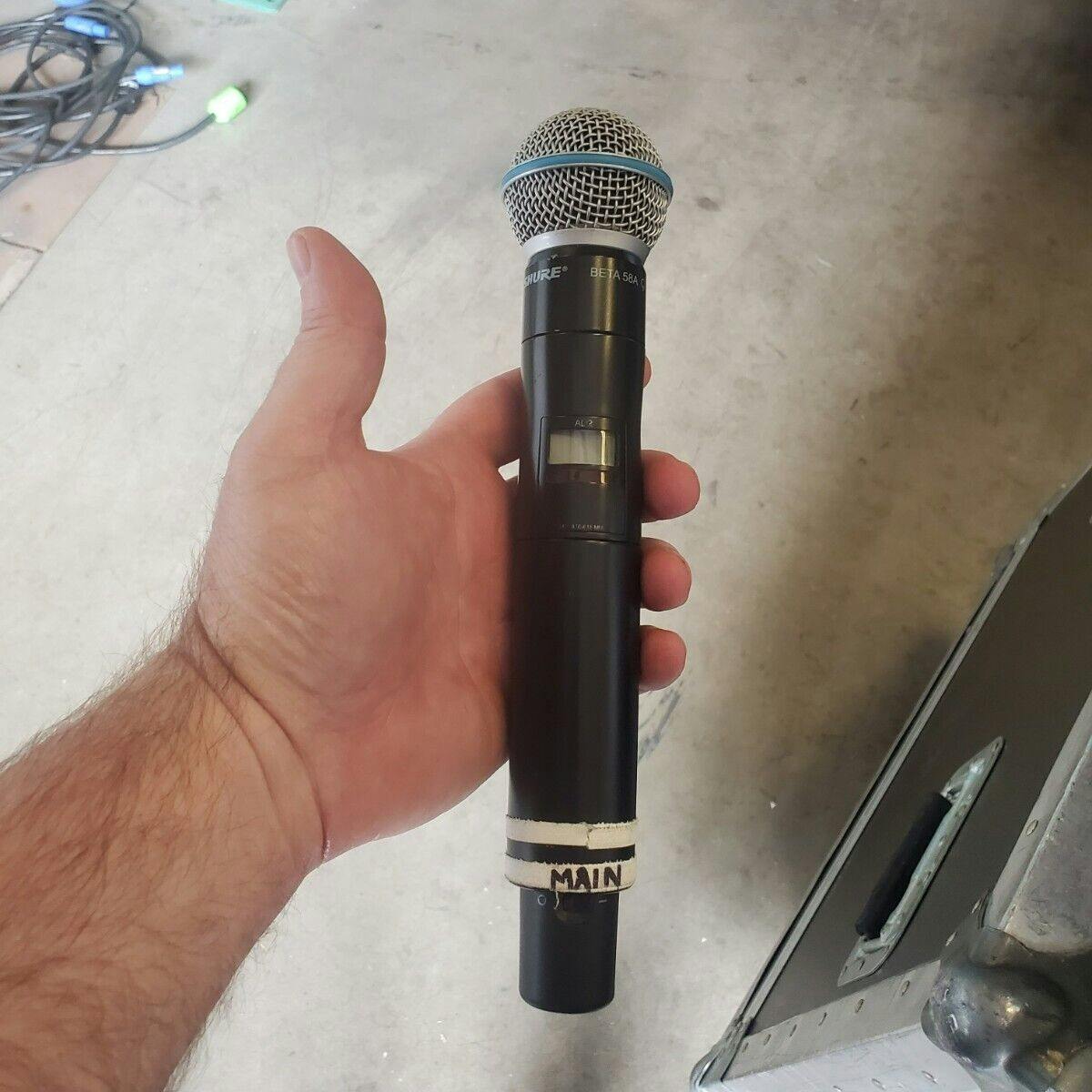Mikrofonen, som nu er sat til salg, efter Cardi B kastede med den under en koncert i Las Vegas 29. juli.