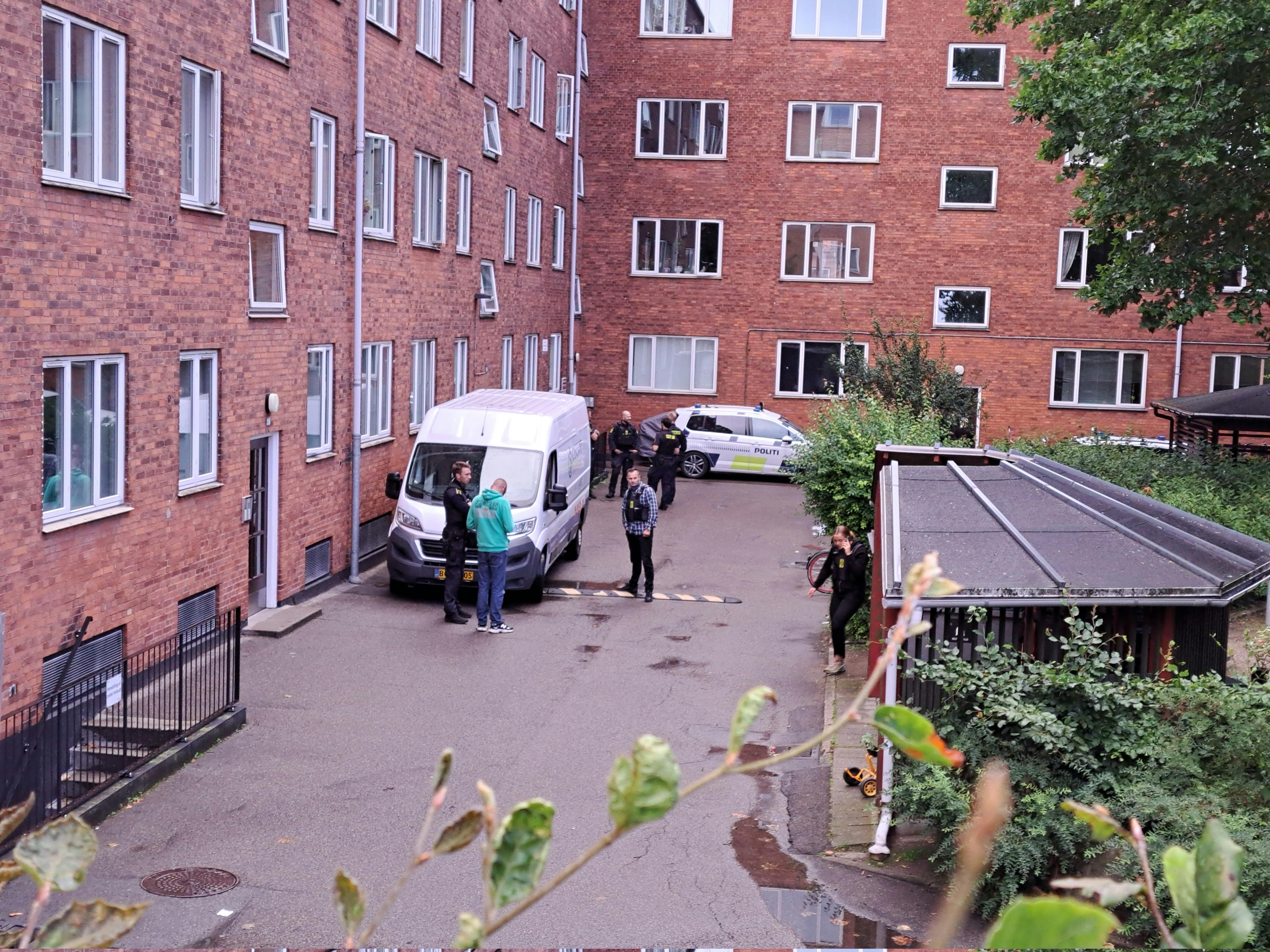 Politiet rykkede talstærkt ud til Peter Bangs Vej i København tirsdag aften, hvor fire mænd ifølge politiet udsatte et offer for en særdeles hårdhændet behandling.