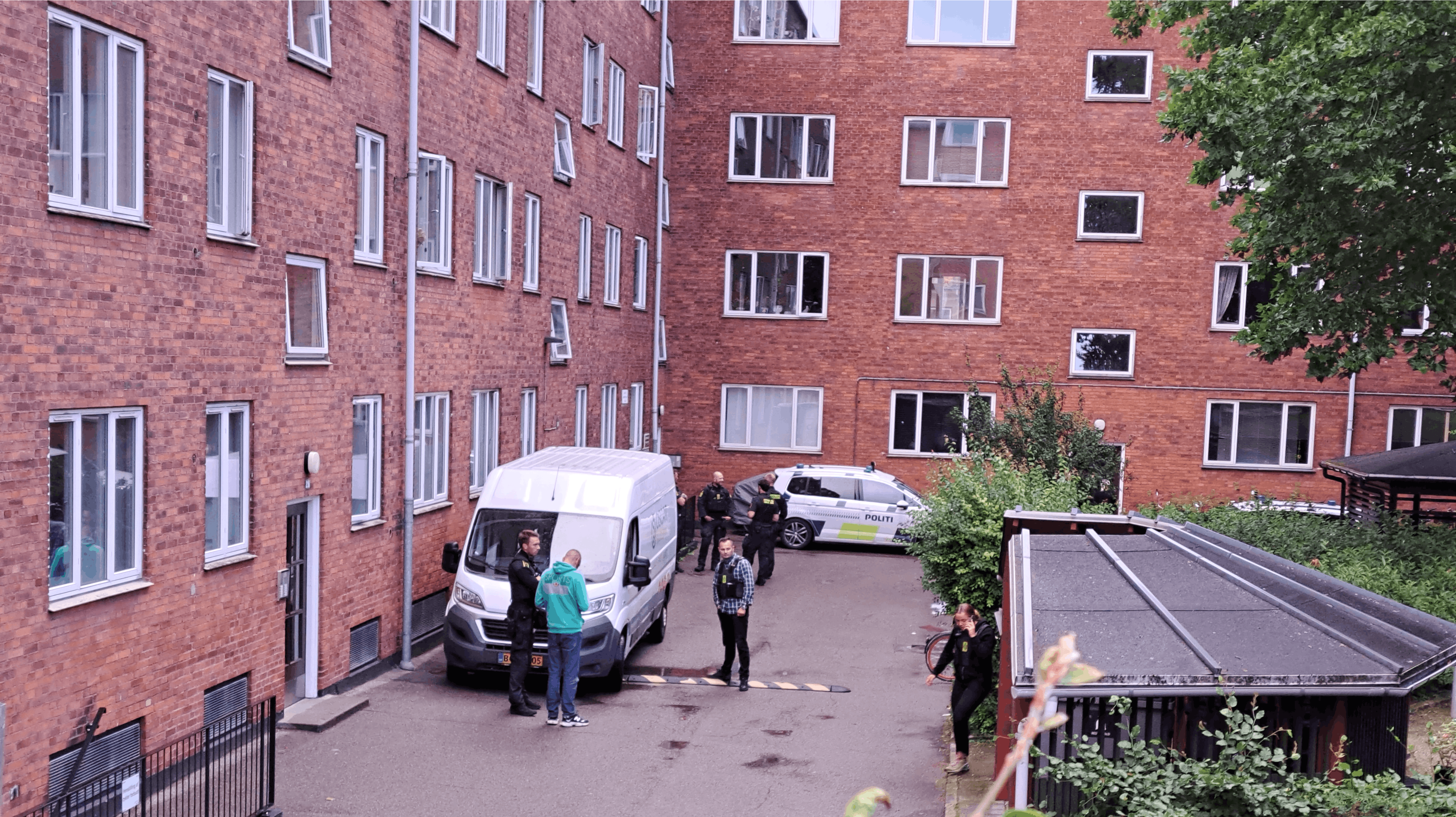 Politiet rykkede talstærkt ud til Peter Bangs Vej i København tirsdag aften, hvor fire mænd ifølge politiet udsatte et offer for en særdeles hårdhændet behandling.