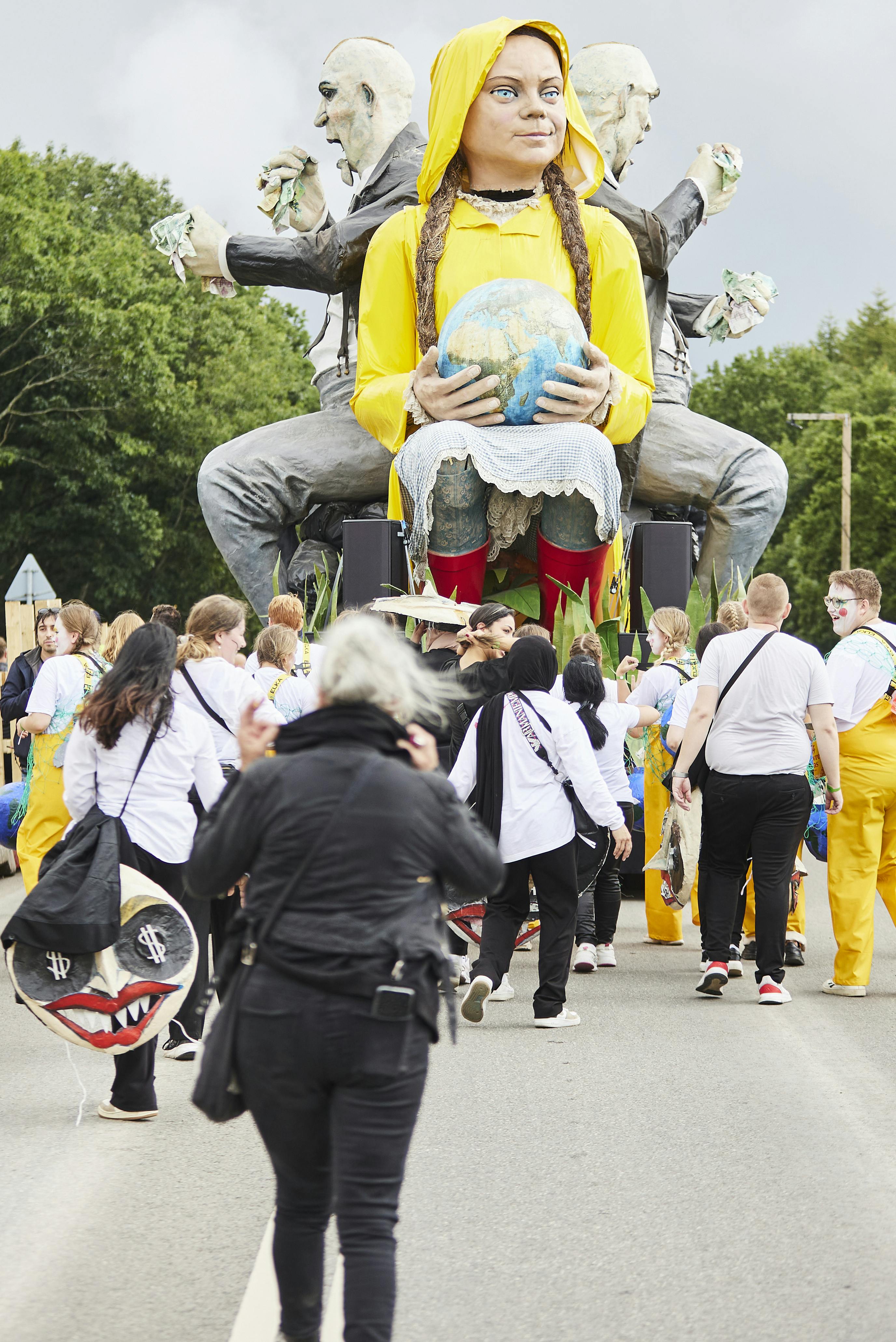 The Italian carnival troupe La Compagnia del Carnevale and VIA University College Aarhus in procession at Smukfest music festival in Skanderborg on Thursday August 3, 2023. The procession focuses on the UN's global goals.. (Foto: Mikkel Berg Pedersen/Ritzau Scanpix)