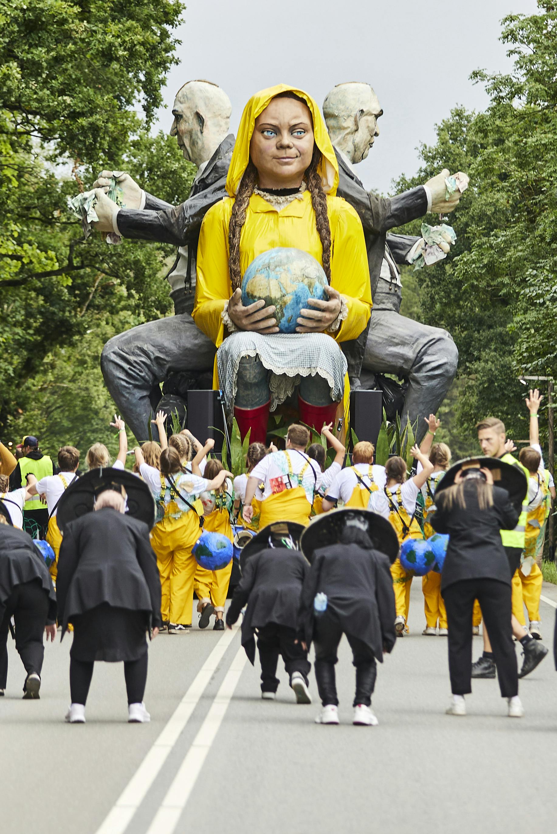 Den italienske karnevalstrup La Compagnia del Carnevale og VIA University College Aarhus i optog på Smukfest i Skanderborg torsdag den 3. august 2023. (Foto: Mikkel Berg Pedersen/Ritzau Scanpix)