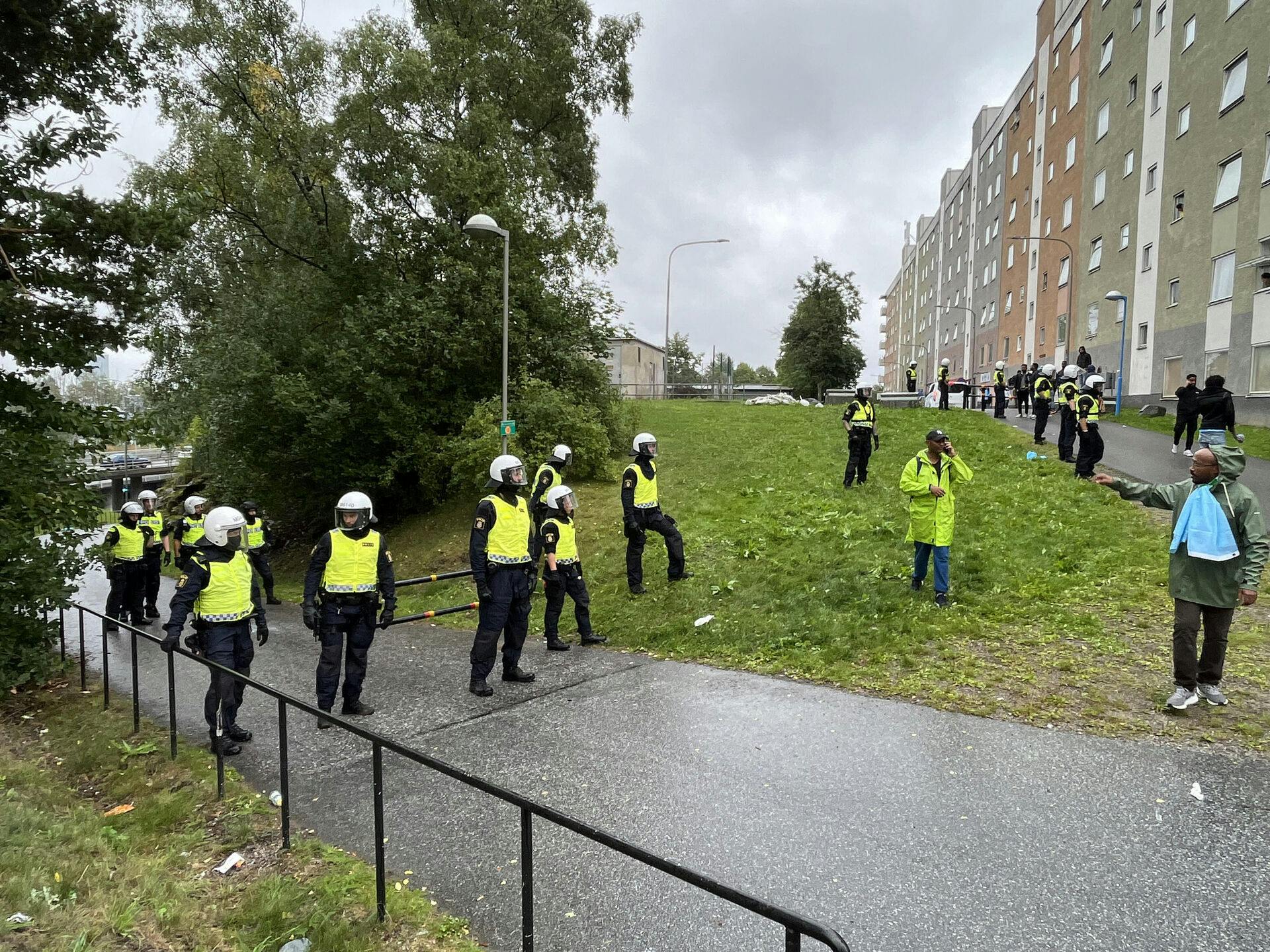 STOCKHOLM 20230803 Oroligheter har utbrutit vid en regimtrogen eritreansk festival på Järvafältet i Stockholm på torsdagen. Polis på plats i Järva. Foto: Niklas Svahn / TT / kod 10510. (Foto: 10510 Niklas Svahn /TT/Ritzau Scanpix)