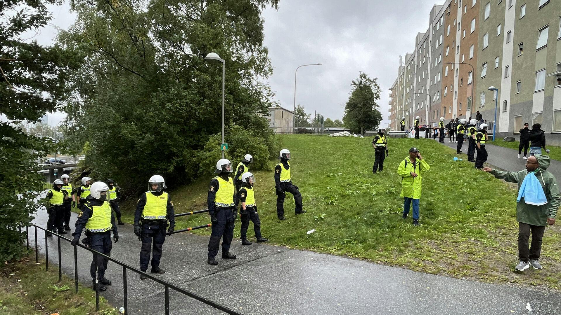 STOCKHOLM 20230803 Oroligheter har utbrutit vid en regimtrogen eritreansk festival på Järvafältet i Stockholm på torsdagen. Polis på plats i Järva. Foto: Niklas Svahn / TT / kod 10510. (Foto: 10510 Niklas Svahn /TT/Ritzau Scanpix)