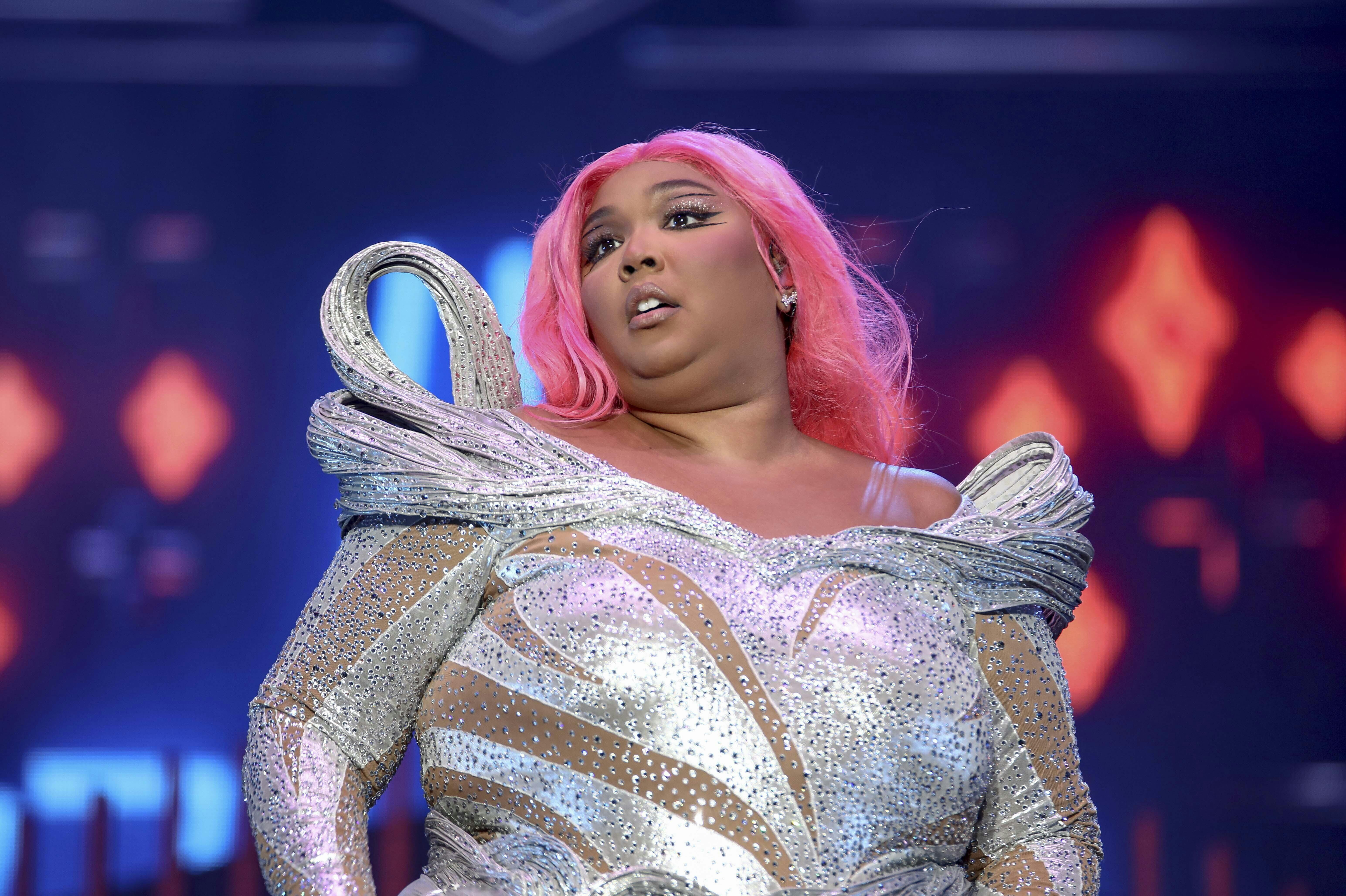 Lizzo har i løbet af året været rundt i verden med sit hold af dansere - nu står en lille håndfuld dansere frem med grove beskyldninger om chikane og giftigt arbejdsmiljø 