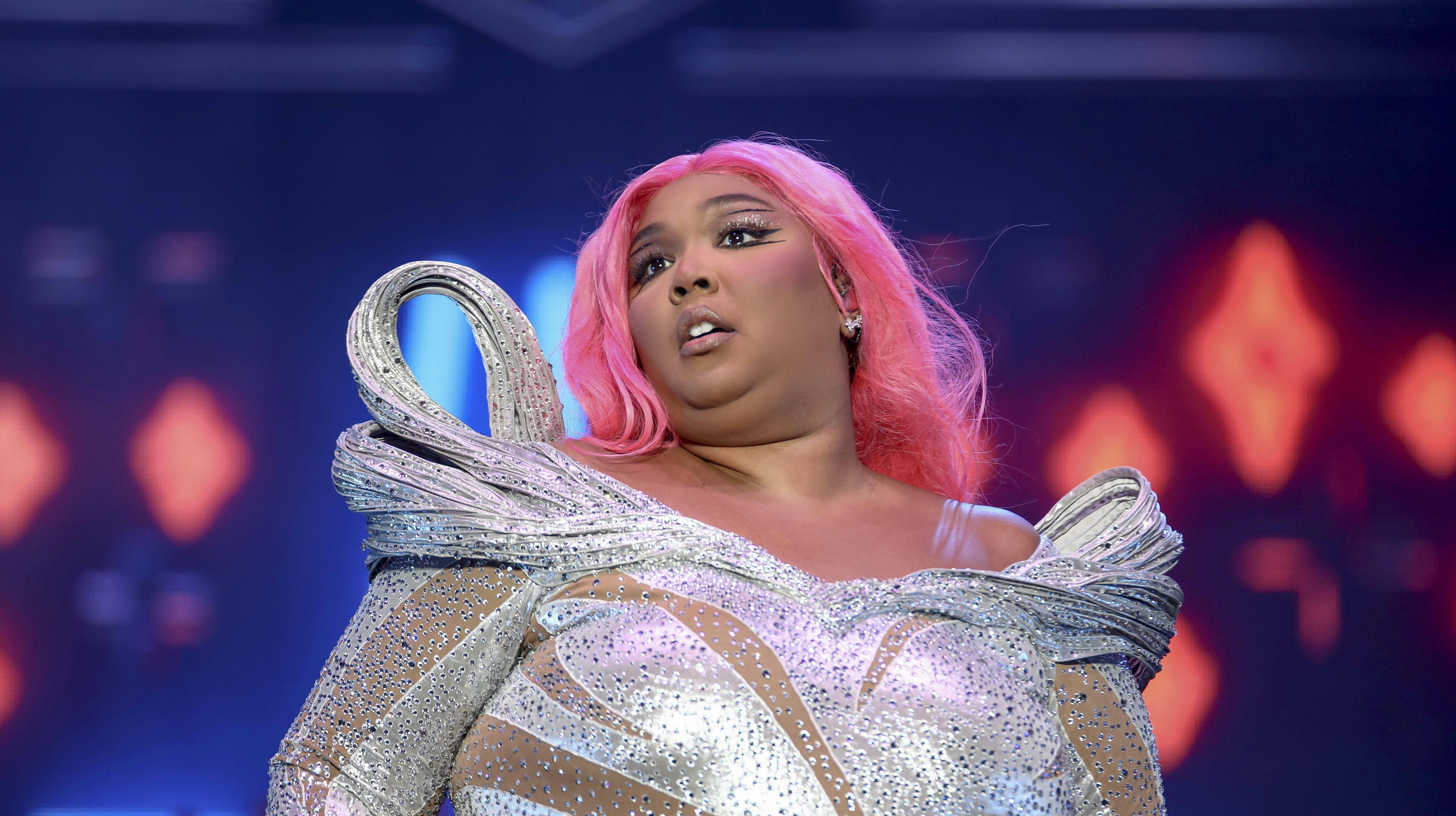 Lizzo har i løbet af året været rundt i verden med sit hold af dansere - nu står en lille håndfuld dansere frem med grove beskyldninger om chikane og giftigt arbejdsmiljø