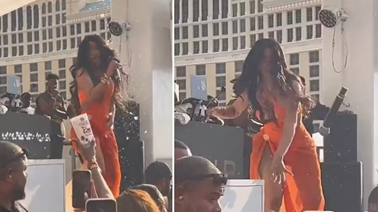 Her bliver Cardi B ramt af en drink, hvorefter hun tyrer sin mikrofon ned mod koncertgængeren.