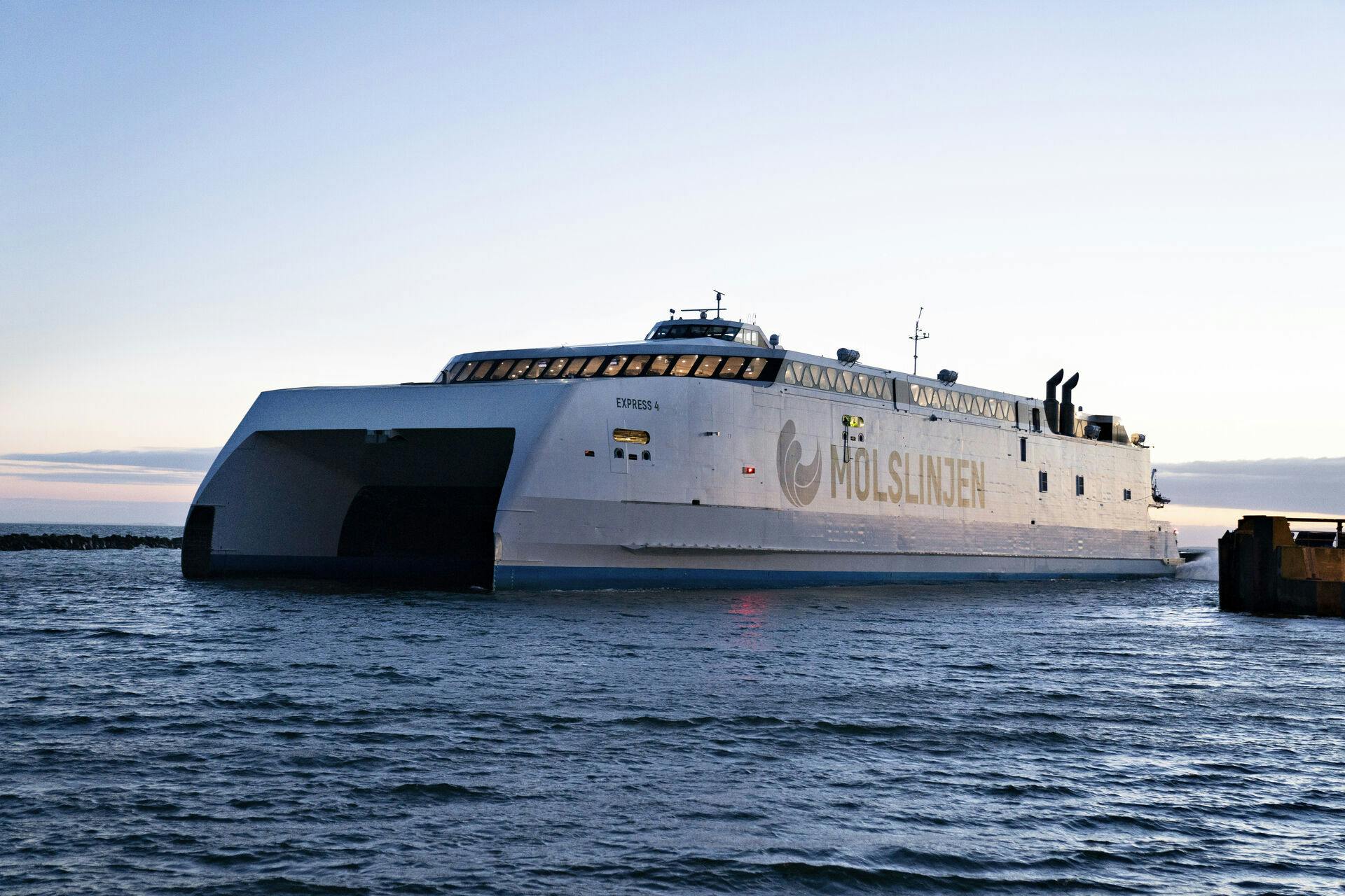 Mols-Linjen, færgen Express 4, ankommer til Odden Færgehavn, 18. december 2019