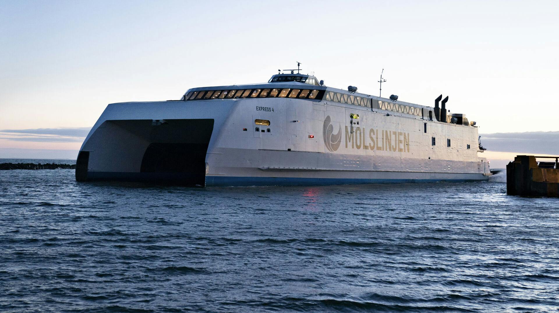Mols-Linjen, færgen Express 4, ankommer til Odden Færgehavn, 18. december 2019