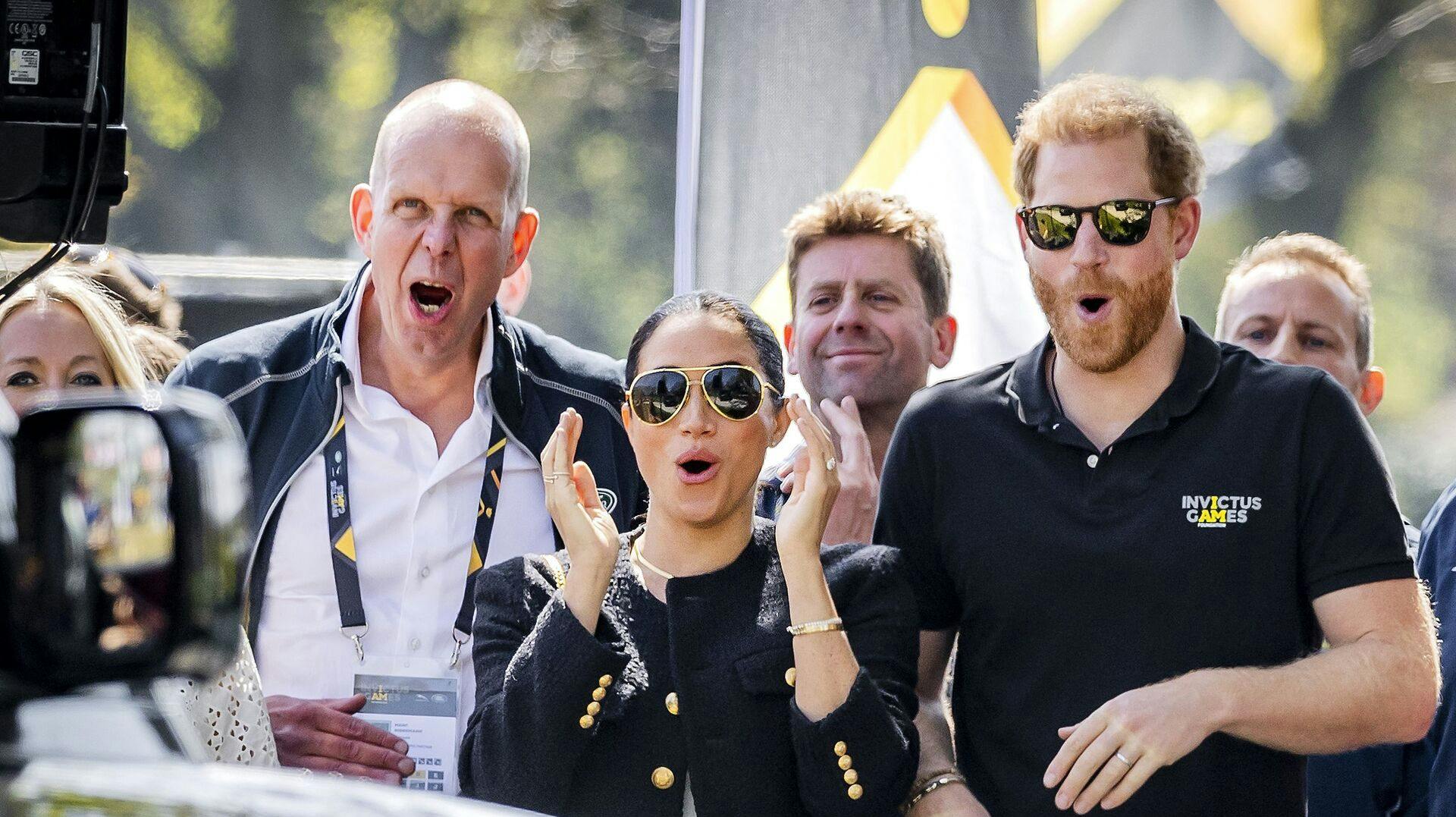 Prins Harry (th.) og Meghan Markle (i midten) har ikke fået en invitation af det engelske kongehus.