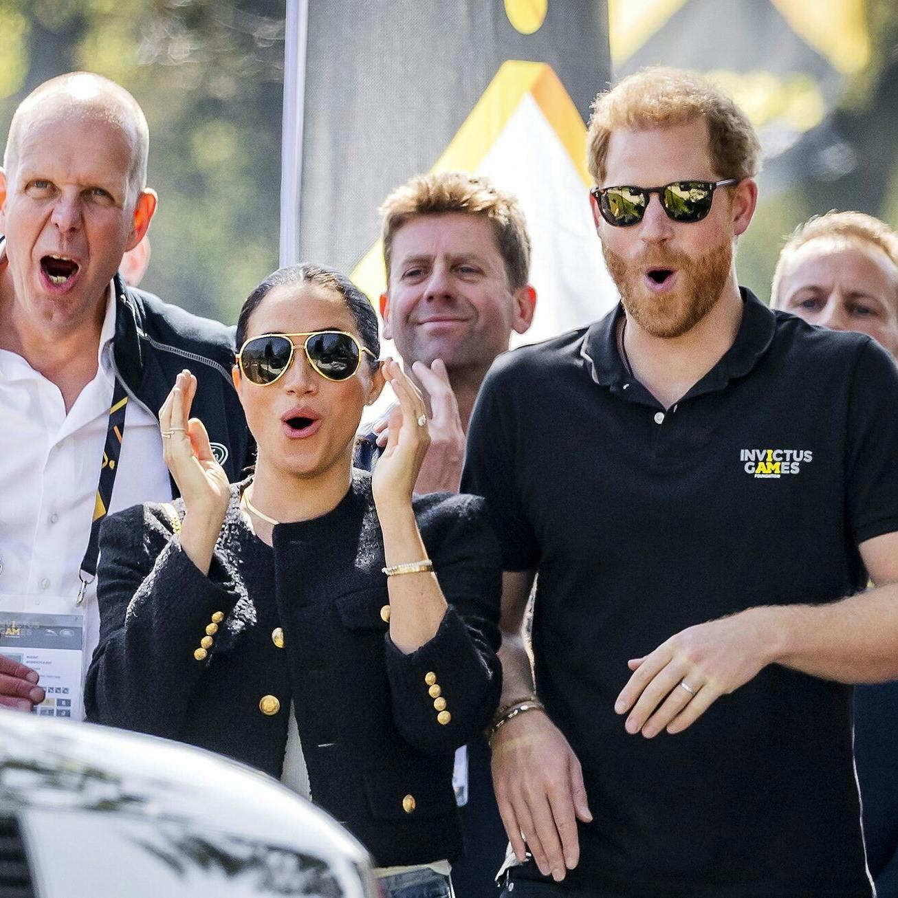 Prins Harry (th.) og Meghan Markle (i midten) har ikke fået en invitation af det engelske kongehus.