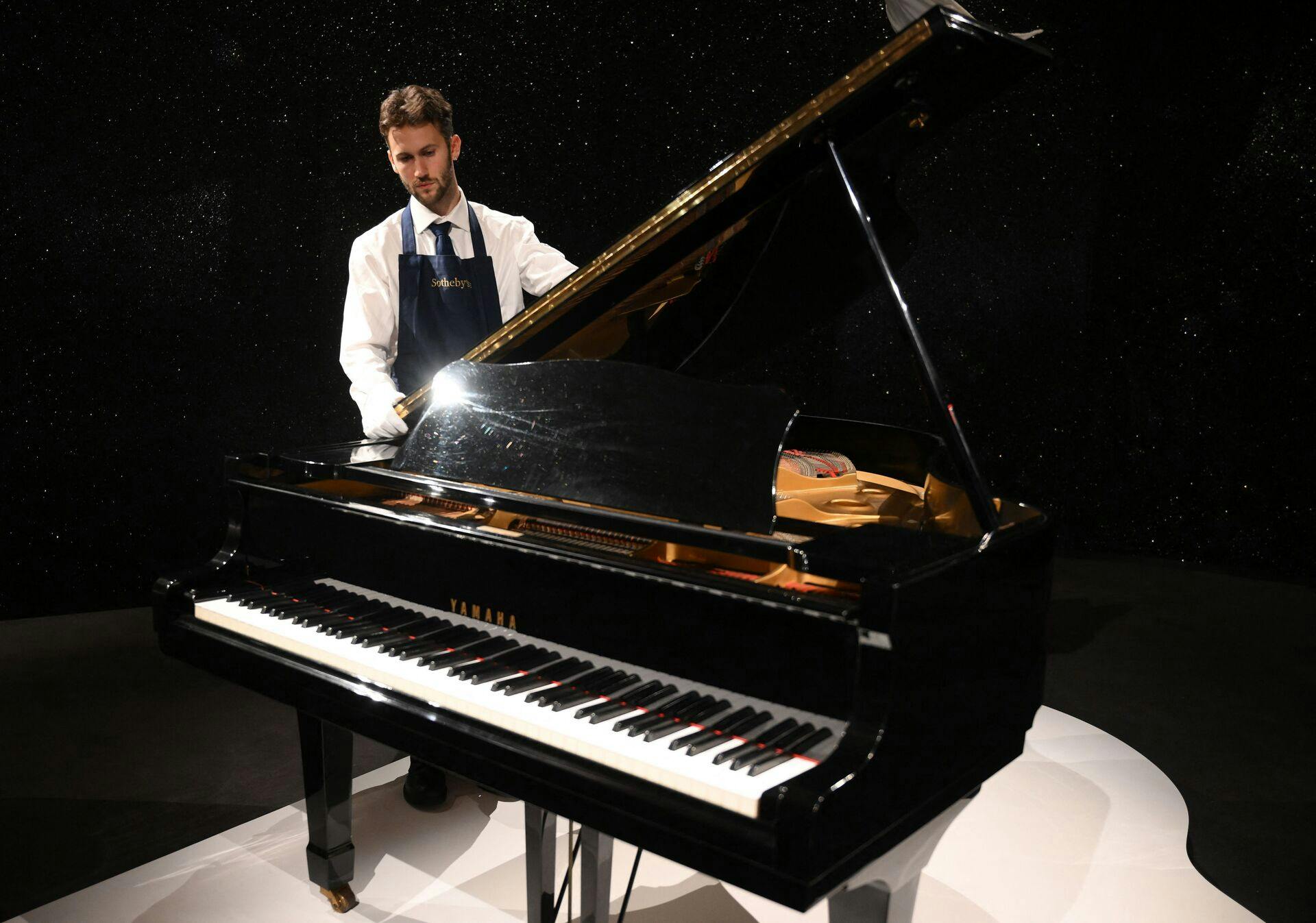 Freddie Mercurys Yamaha G-2 piano er til salg på auktion og kan blive dit - hvis du har råd!