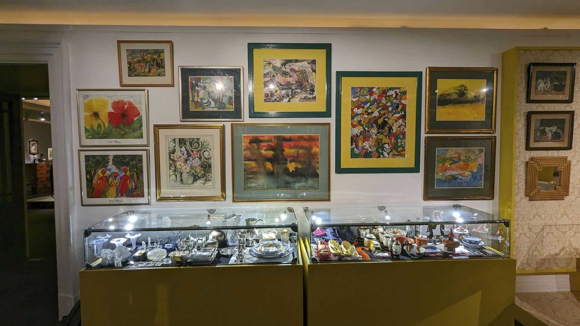 Kunst, porcelæn og en lang række andre af Mercurys private ejendele er sat til salg.