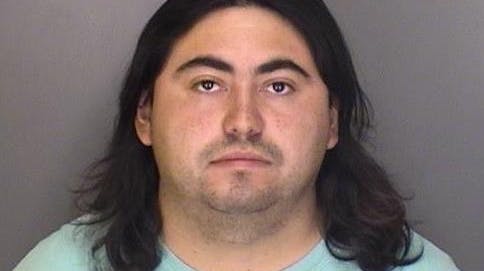 Denne 26-årige mand er blevet anholdt og sigtet for at have begået indbrud hos to forskellige kvinder - men i begge tilfælde gik han ind og nussede deres fødder mens de sov.