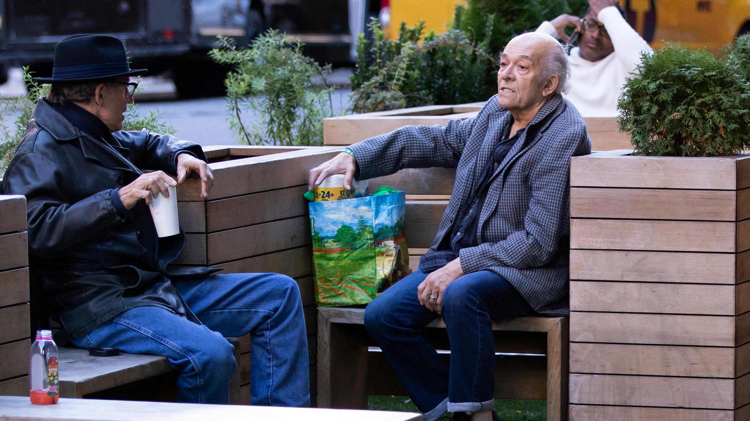 Her ses Mark Margolis (t.h.) under en kaffesnak i sin hjemby New York.