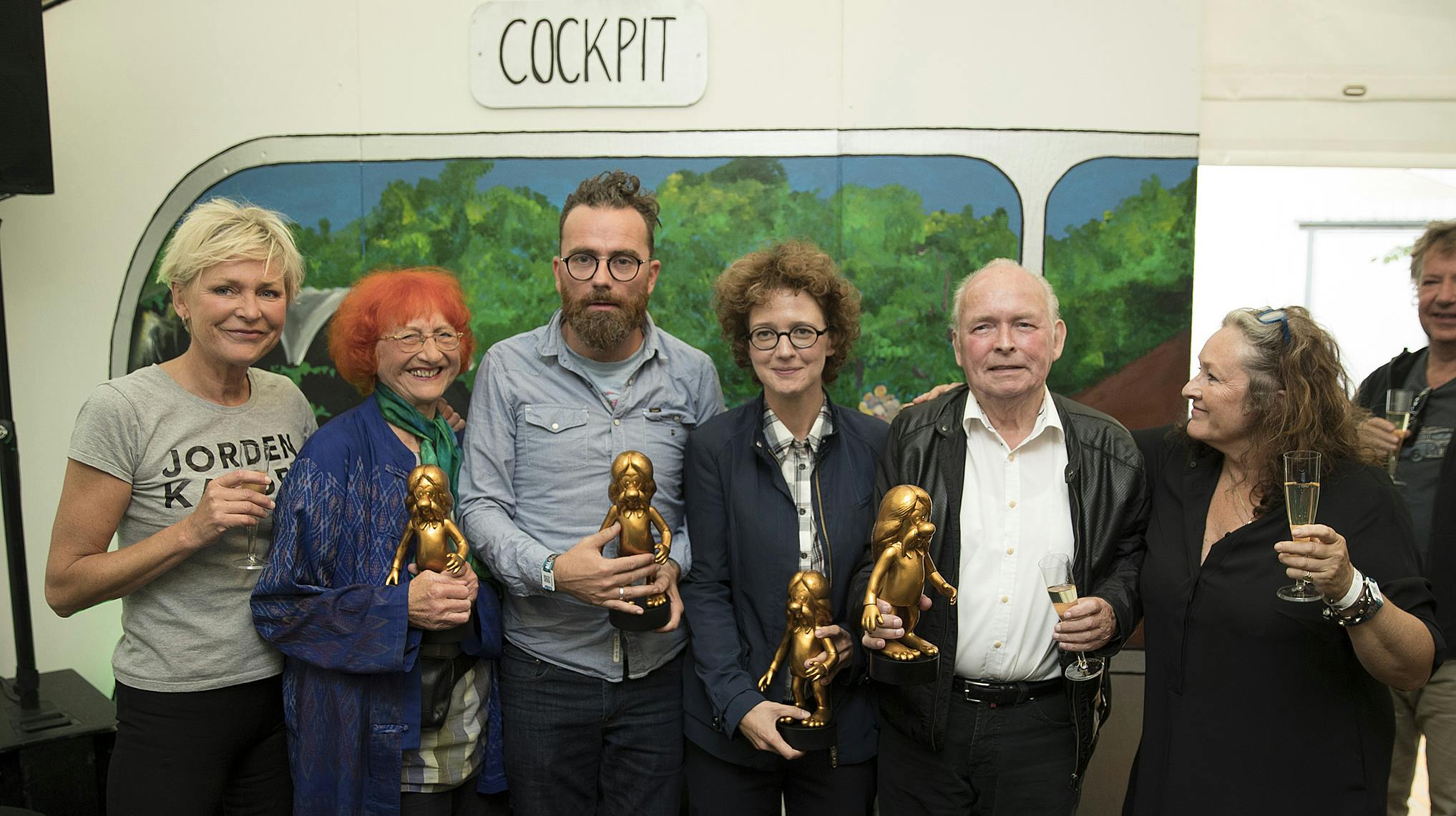 Smuk Fest Reportage fra Smuk Fest i Skanderborg.Bla. uddeling af fire legater fra Polka Verner.Marie Key, Michael Simpson, Peter Belli og Jytte Abilstrup. Desuden Chili Claus, Søs Egelind, Sisse Fisker, Inger Støjbjerg, Christian Degn, Micki Cheng mfl.