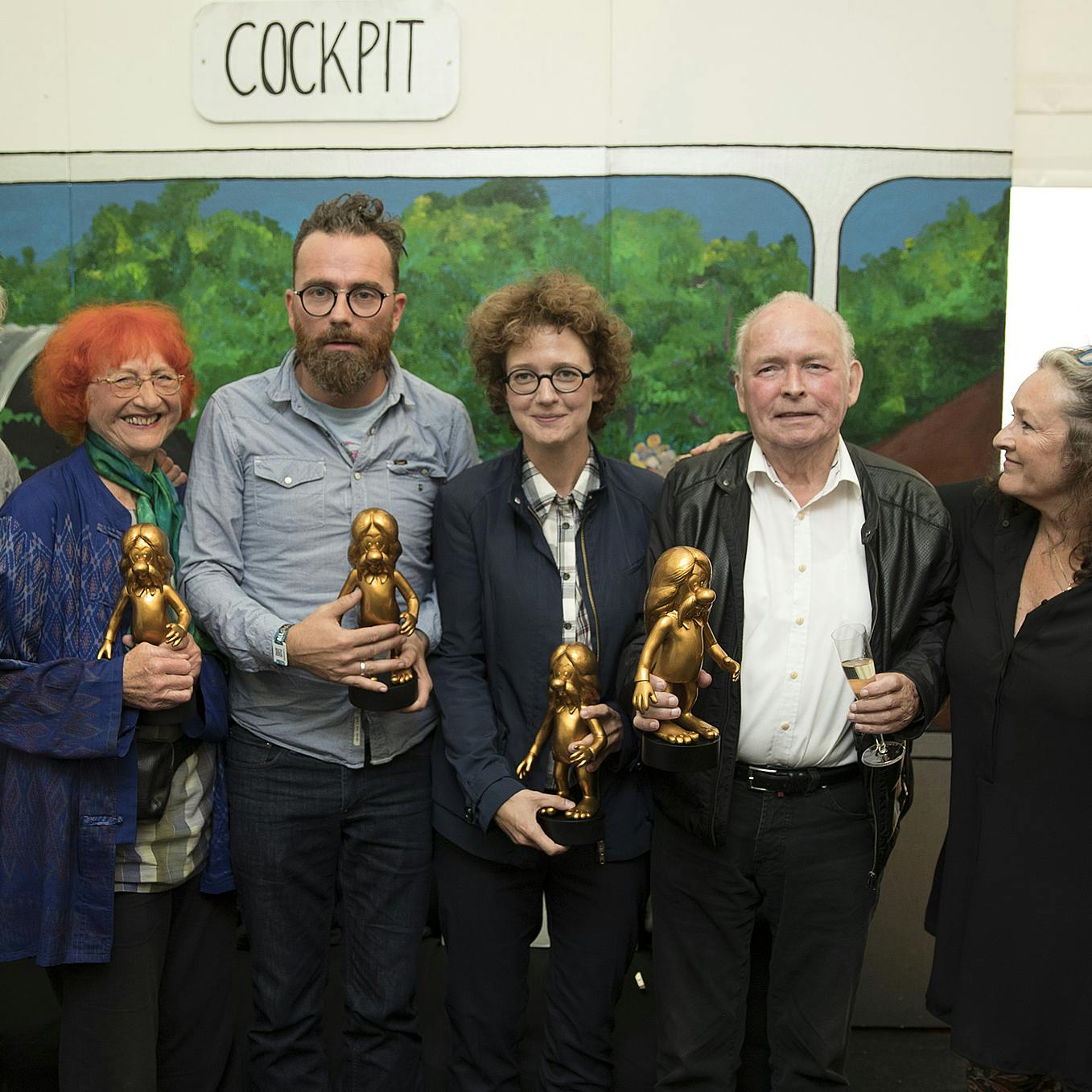 Smuk Fest Reportage fra Smuk Fest i Skanderborg.Bla. uddeling af fire legater fra Polka Verner.Marie Key, Michael Simpson, Peter Belli og Jytte Abilstrup. Desuden Chili Claus, Søs Egelind, Sisse Fisker, Inger Støjbjerg, Christian Degn, Micki Cheng mfl.