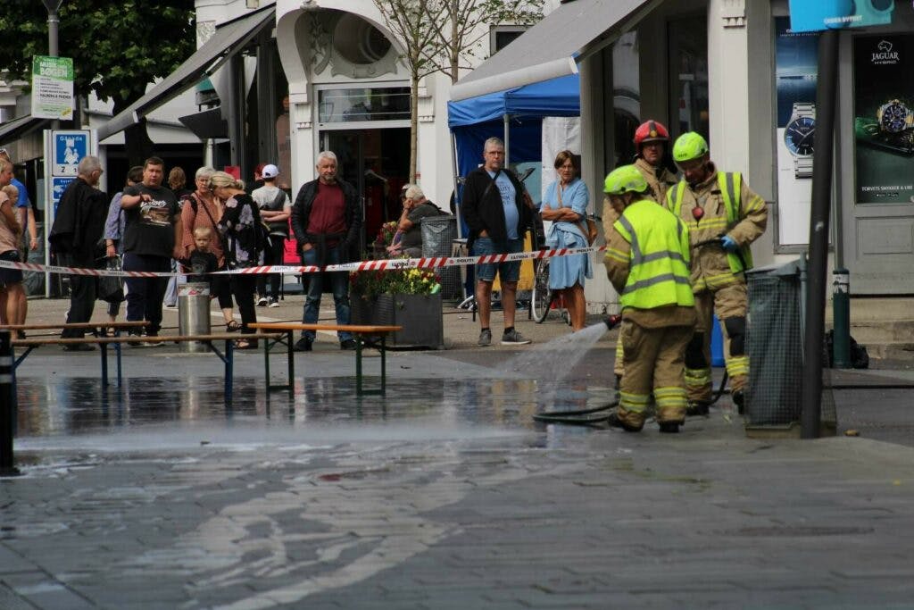 Tidligt lørdag blev der ryddet op på gerningsstedet, efter politiets teknikere havde afsluttet deres arbejde.