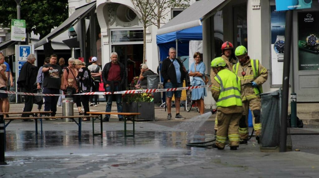 Tidligt lørdag blev der ryddet op på gerningsstedet, efter politiets teknikere havde afsluttet deres arbejde.
