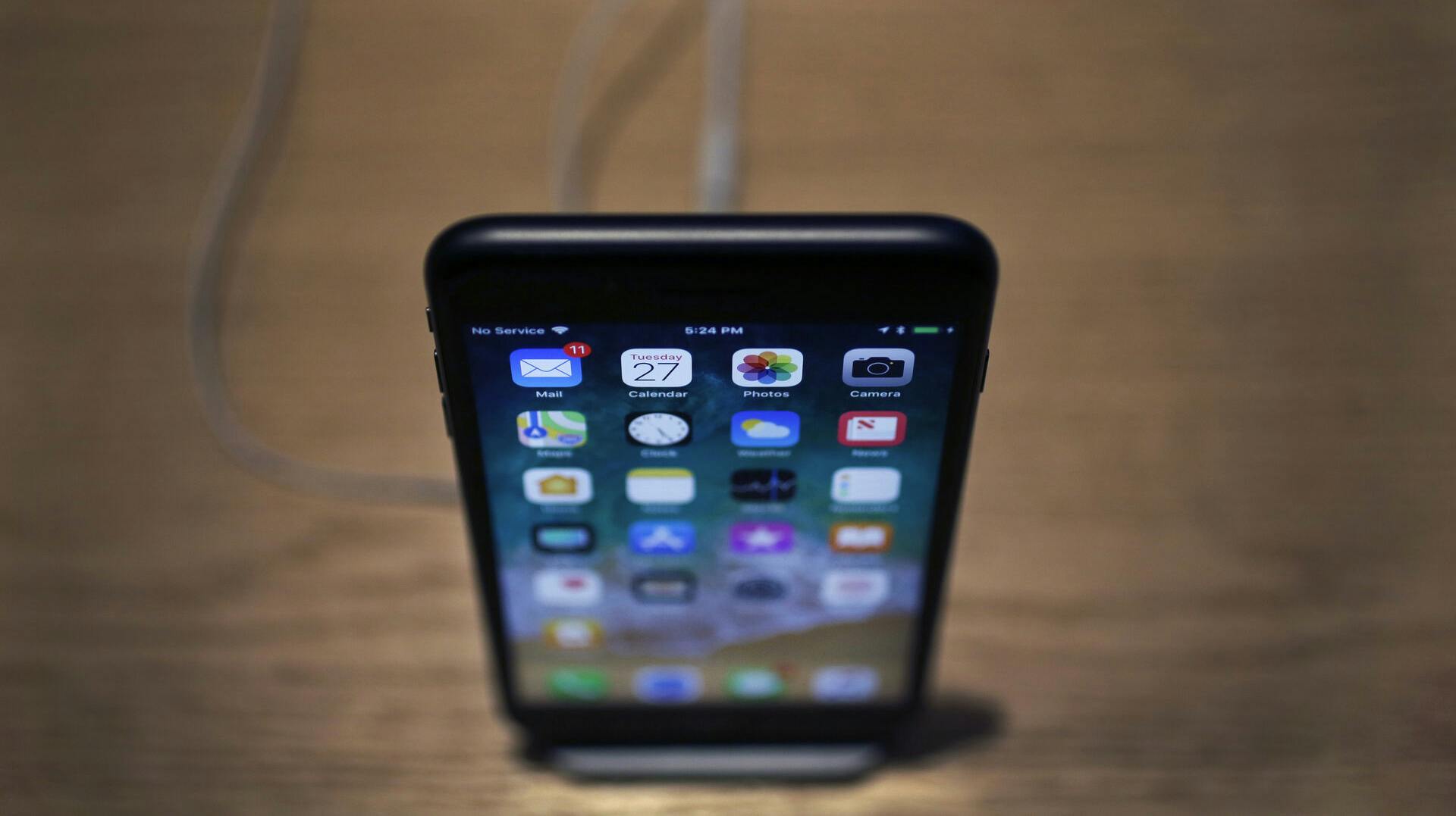Selvom din iPhone X (billedet) eller iPhone 8 fungerer fint nu, er det om kort tid slut med at opdatere softwaren. Og det kan blive et alvorligt problem for sikkerheden på telefonen.