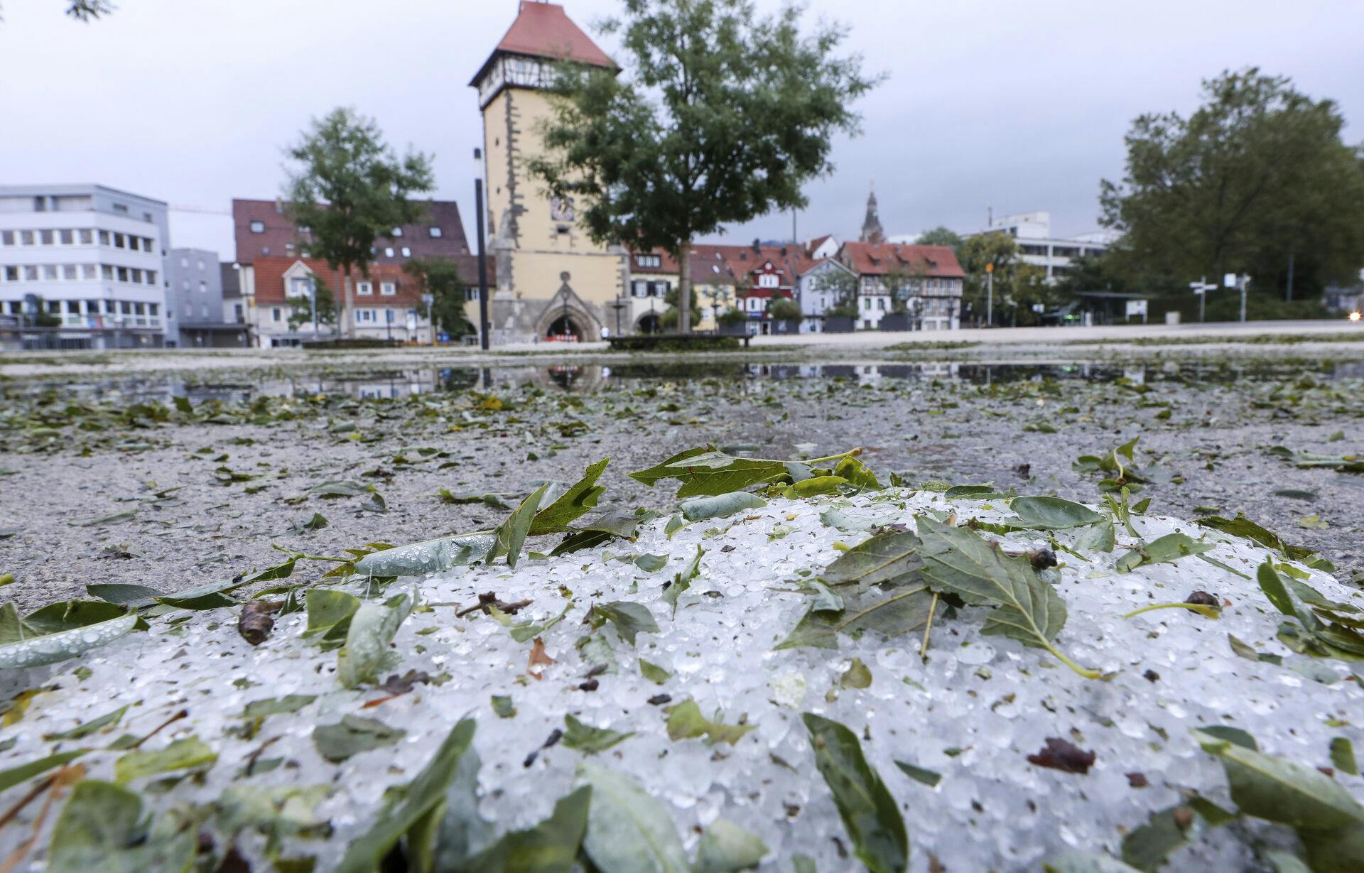 Europa er ramt af vildt vejr for tiden. Også her i tyske Reutlingen hvor ren haglstorm har smadret løs på træer, biler og byens ejendomme.