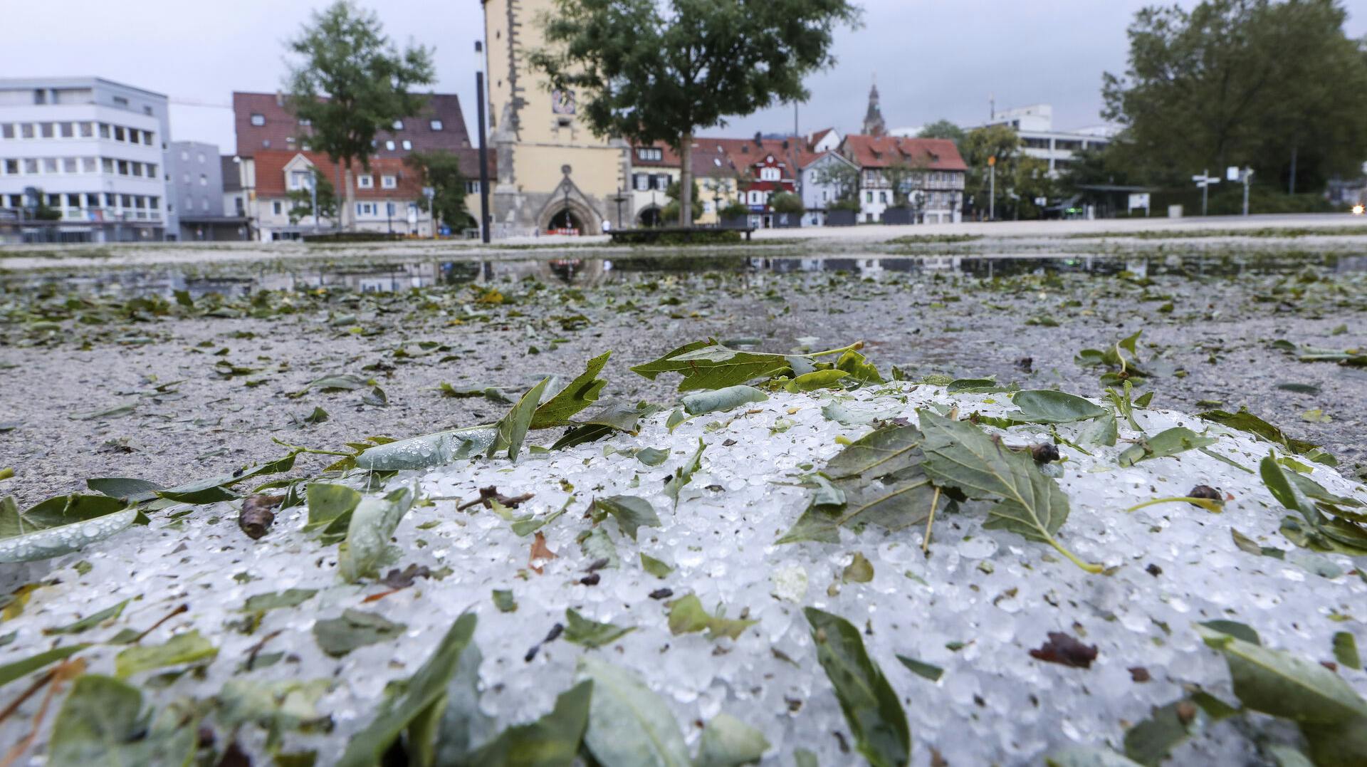 Europa er ramt af vildt vejr for tiden. Også her i tyske Reutlingen hvor ren haglstorm har smadret løs på træer, biler og byens ejendomme.