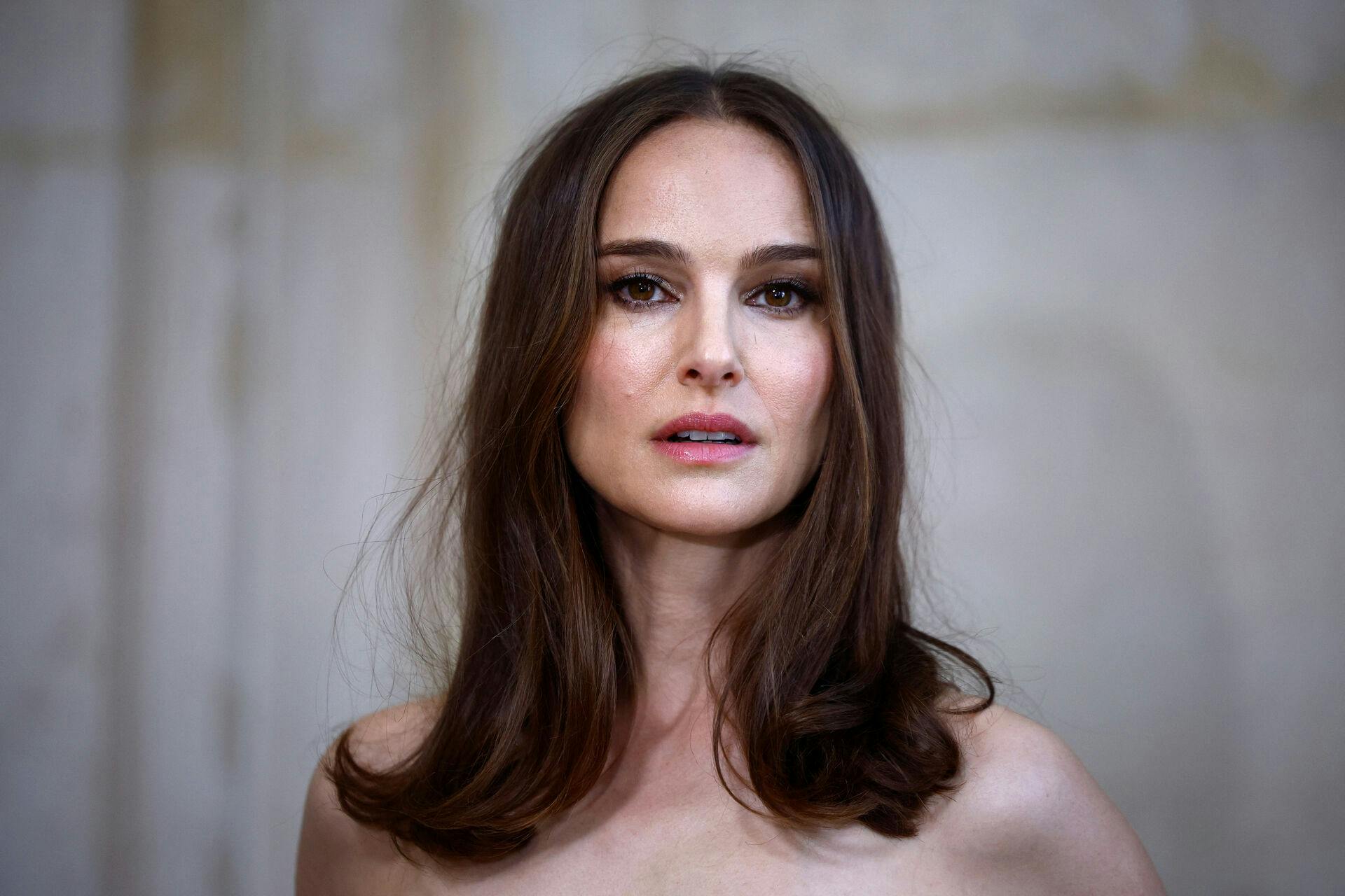 Natalie Portman dropper vielsesringen.