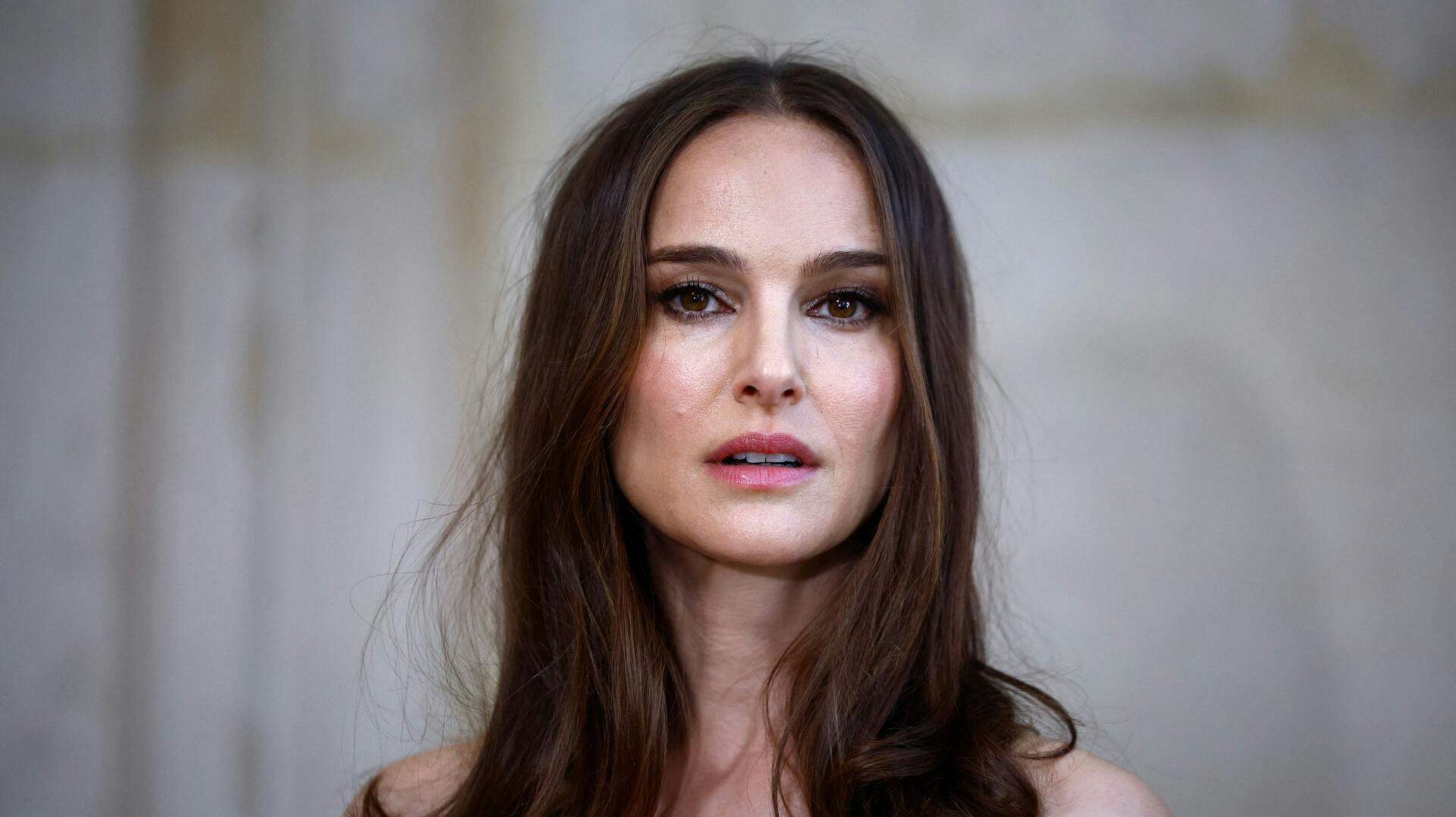 Natalie Portman dropper vielsesringen.