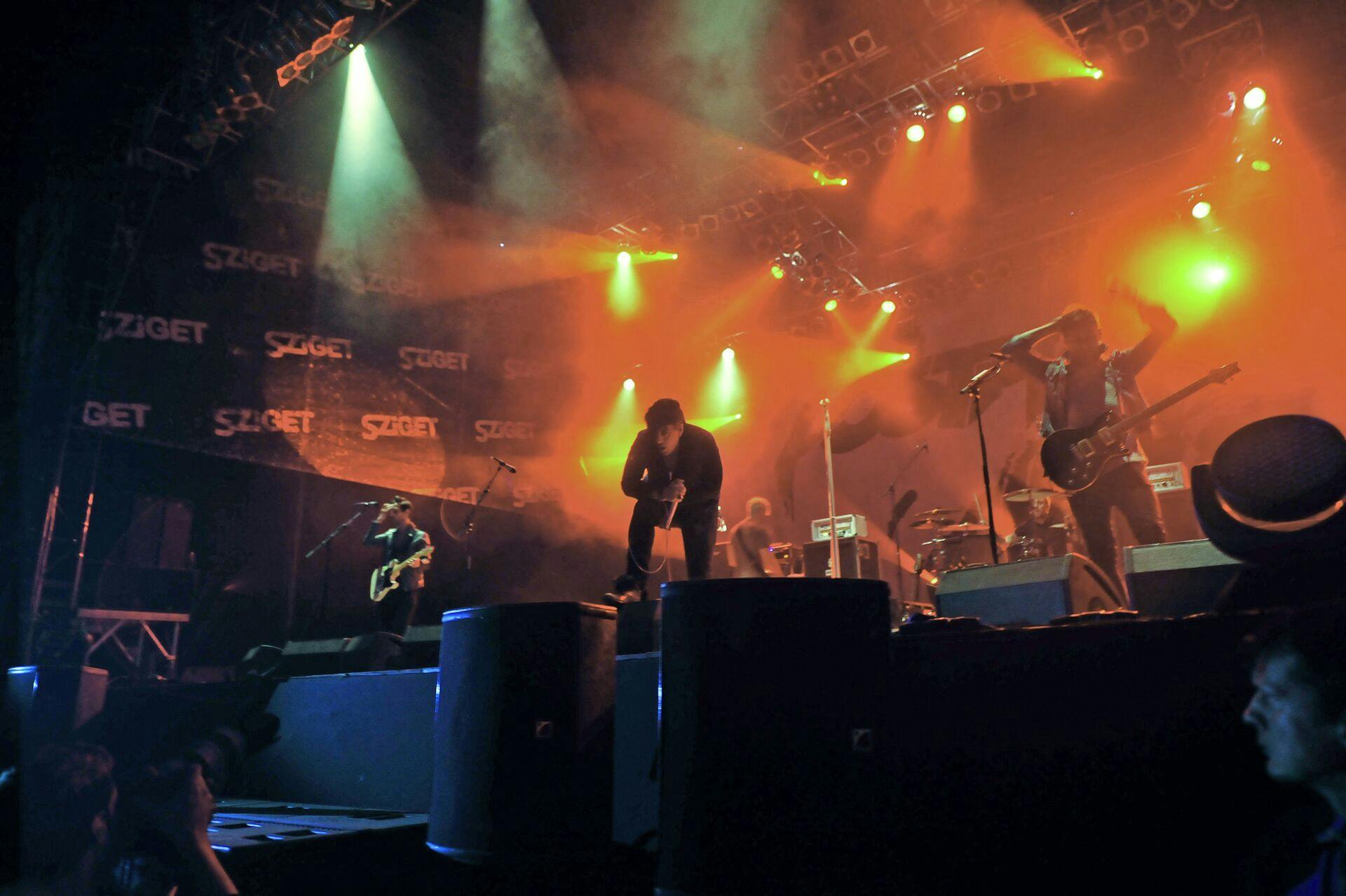 Ian Watkins og Lostprophets på scenen i 2011. Bandet nåede at sælge 3,5 millioner albums inden de nedlagde sig selv efter Watkins pædofilianklager.