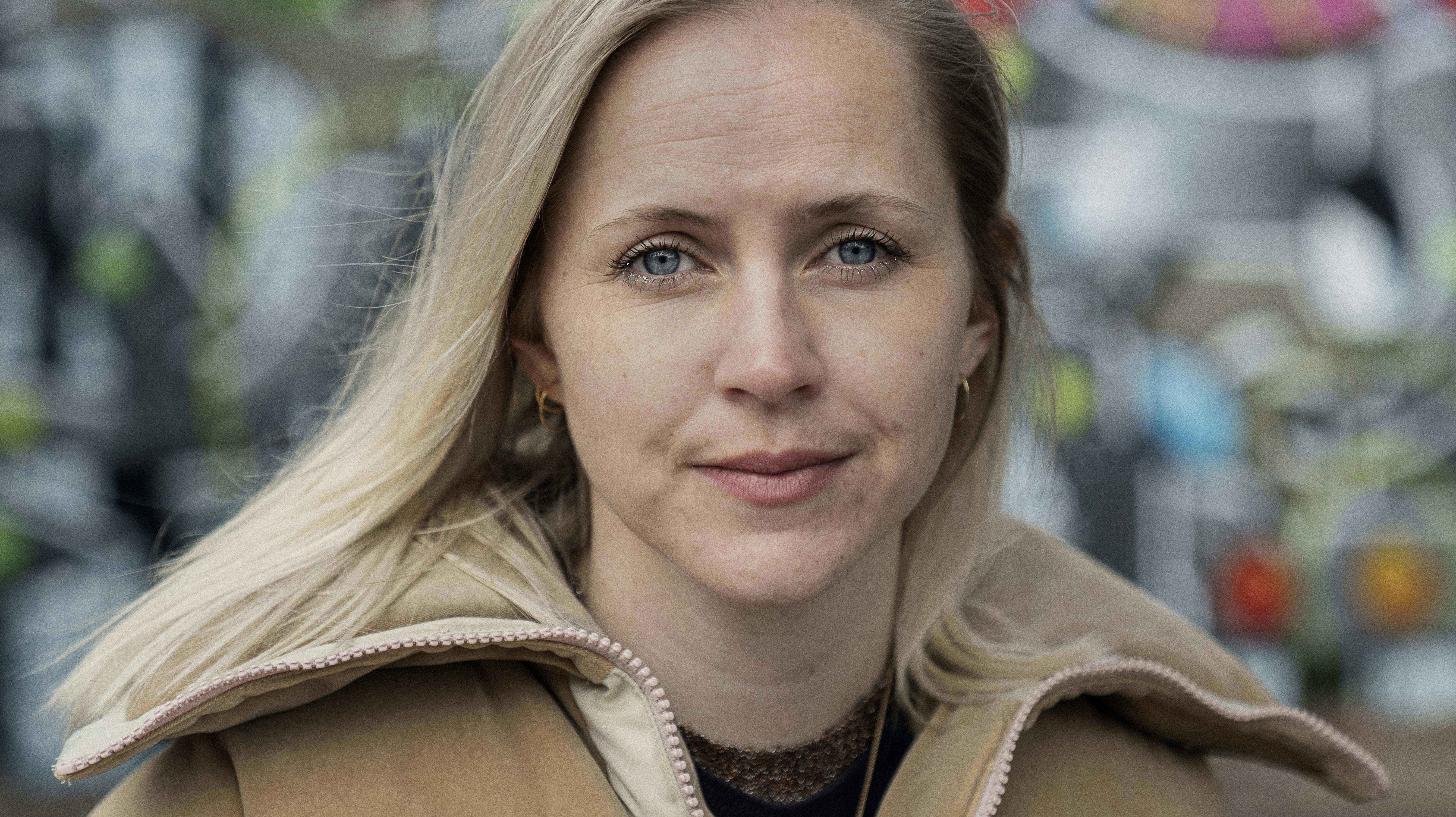 Som ny Tværs-vært bliver Line Kirsten Nikolajsen en ny stemme for den unge generation. Hun er kendt for at sætte sig selv i spil, bryde med tabuer og tale om det, der er svært. Senest har hun sat fokus på digital chikane mod særligt kvinder.