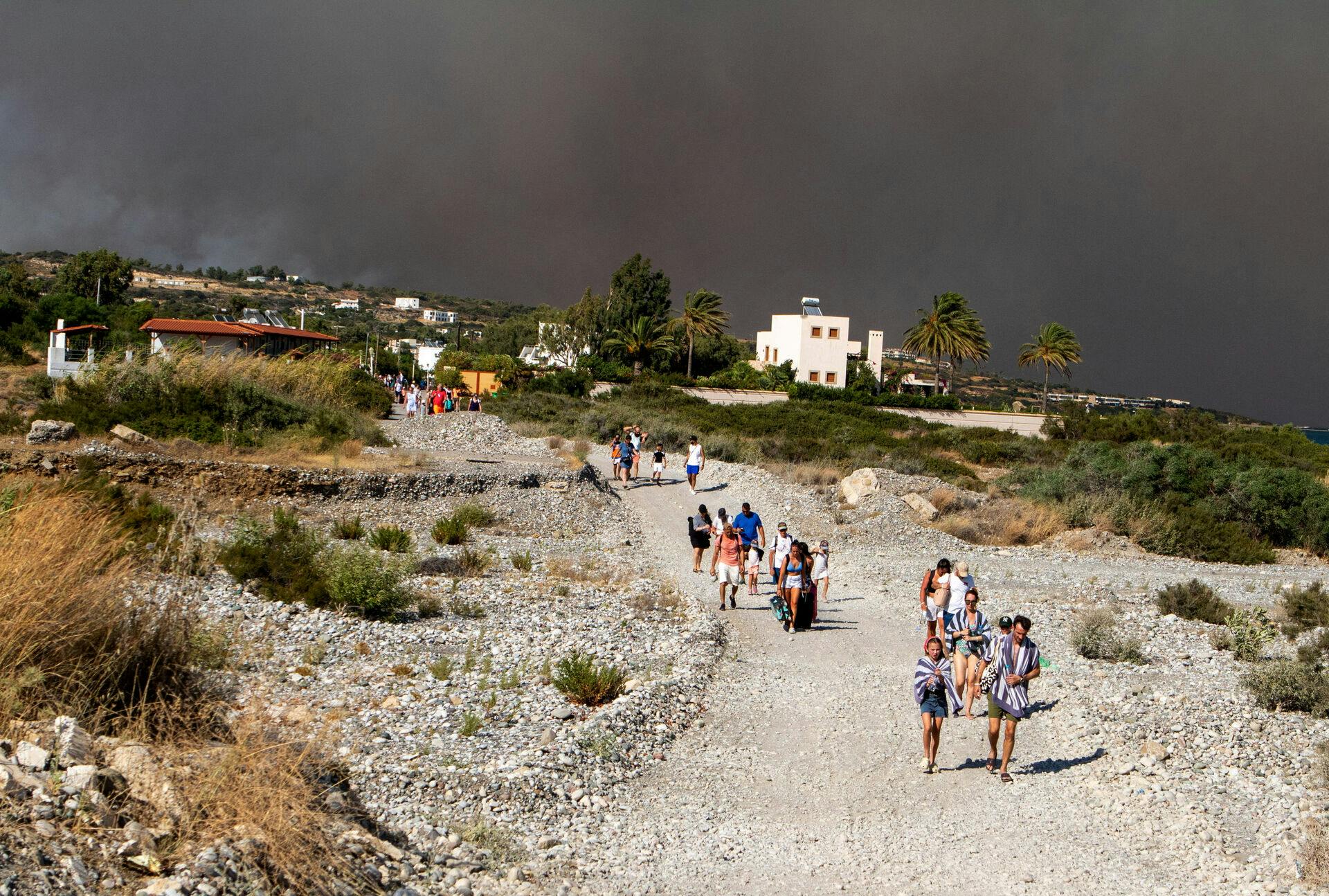 Tourists are being evacuated as wildfire burns near Lindos, on the island of Rhodes, Greece, July 22, 2023. REUTERS/Lefteris Damianidis NO RESALES.NO ARCHIVES. (Foto: STRINGER/Ritzau Scanpix)